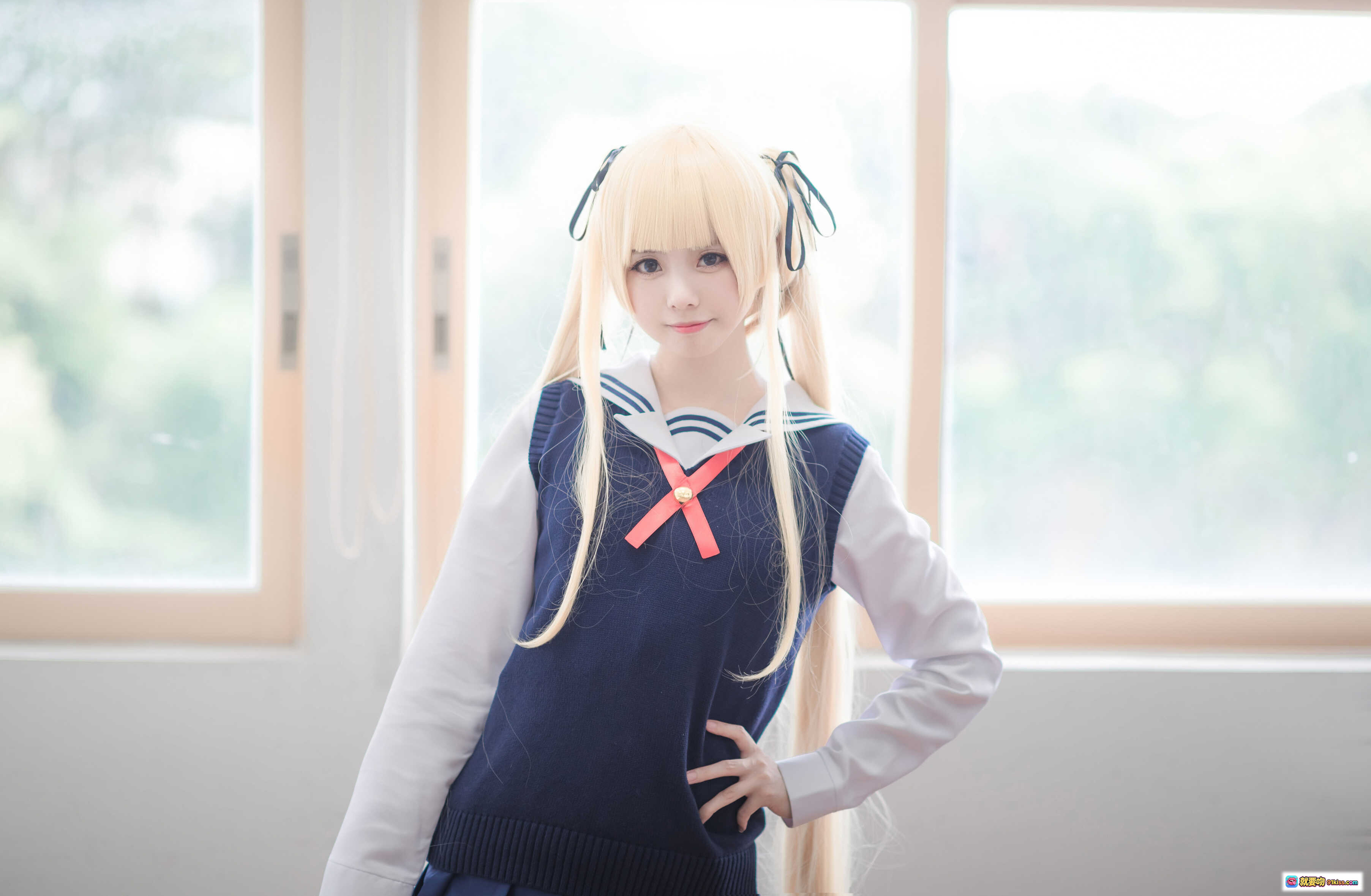 图片[6] - 白金saki JK校服美少女教室写真 | 萌系短发蓝裙红领结 | 学院风清纯cosplay摄影集 - 就要吻