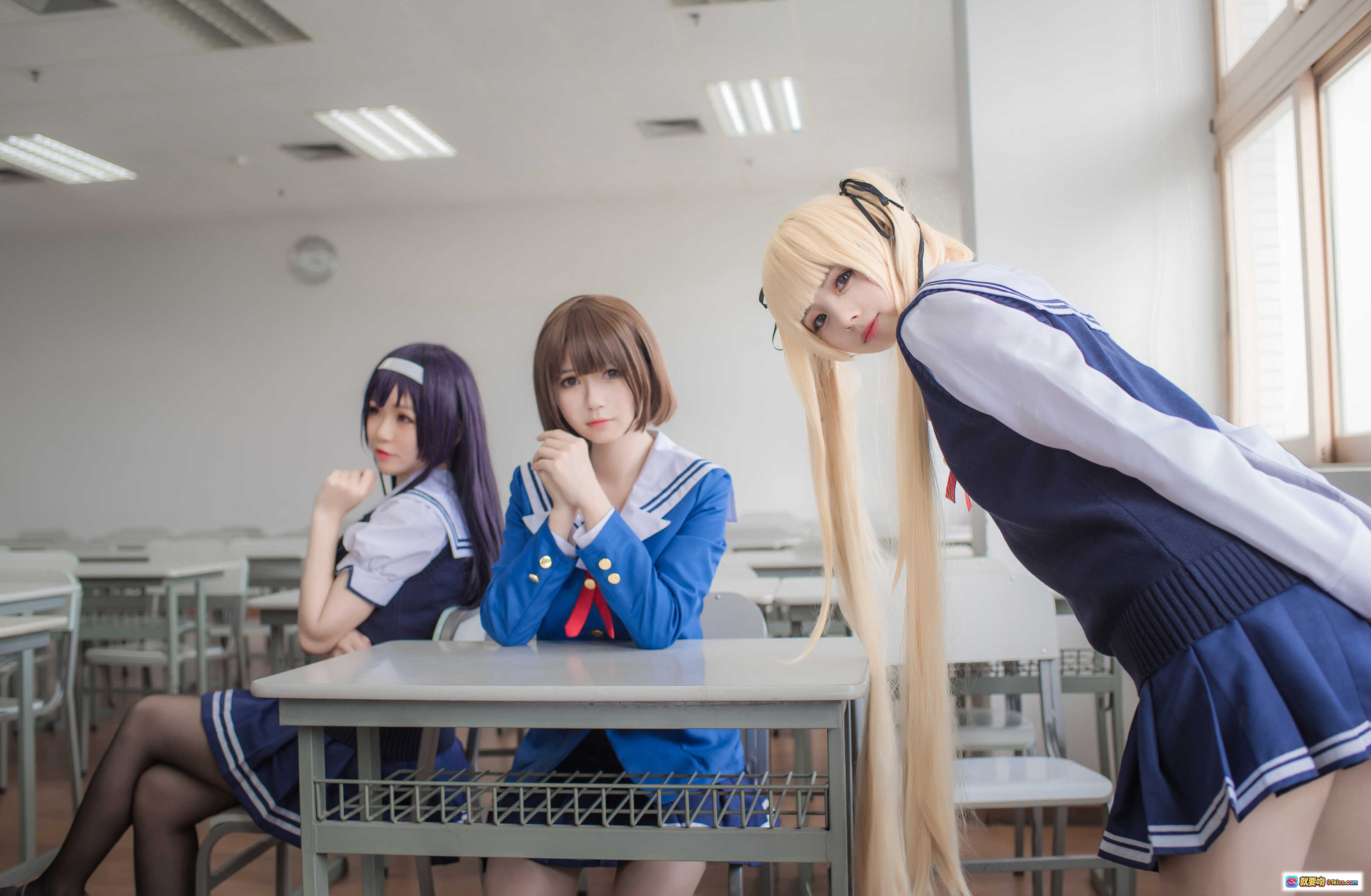 图片[5] - 白金saki JK校服美少女教室写真 | 萌系短发蓝裙红领结 | 学院风清纯cosplay摄影集 - 就要吻