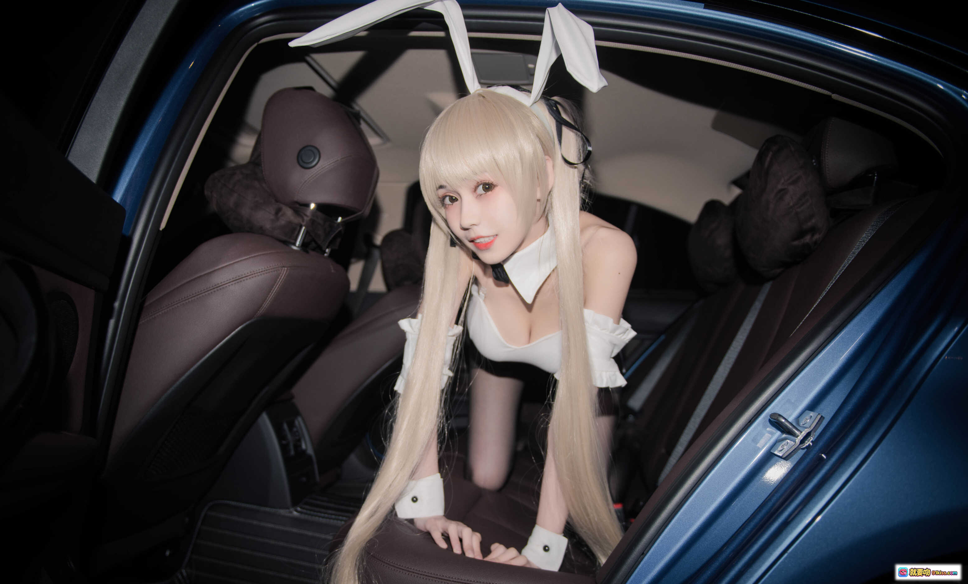 图片[8] - 穹妹兔女郎车内写真 | 白色兔耳制服黑丝美腿 | 你的负卿NO.009 Cosplay摄影集 - 就要吻