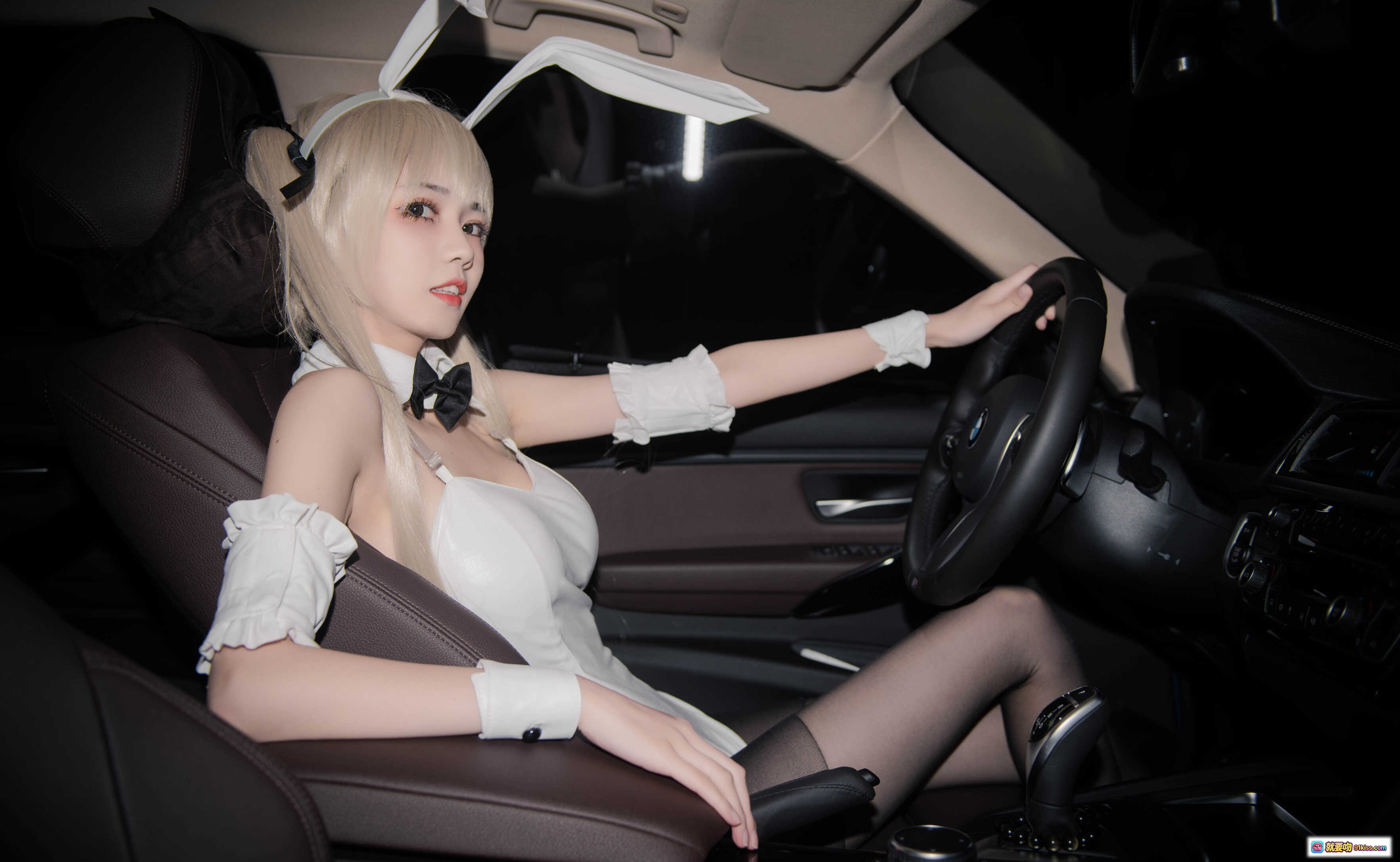 图片[9] - 穹妹兔女郎车内写真 | 白色兔耳制服黑丝美腿 | 你的负卿NO.009 Cosplay摄影集 - 就要吻