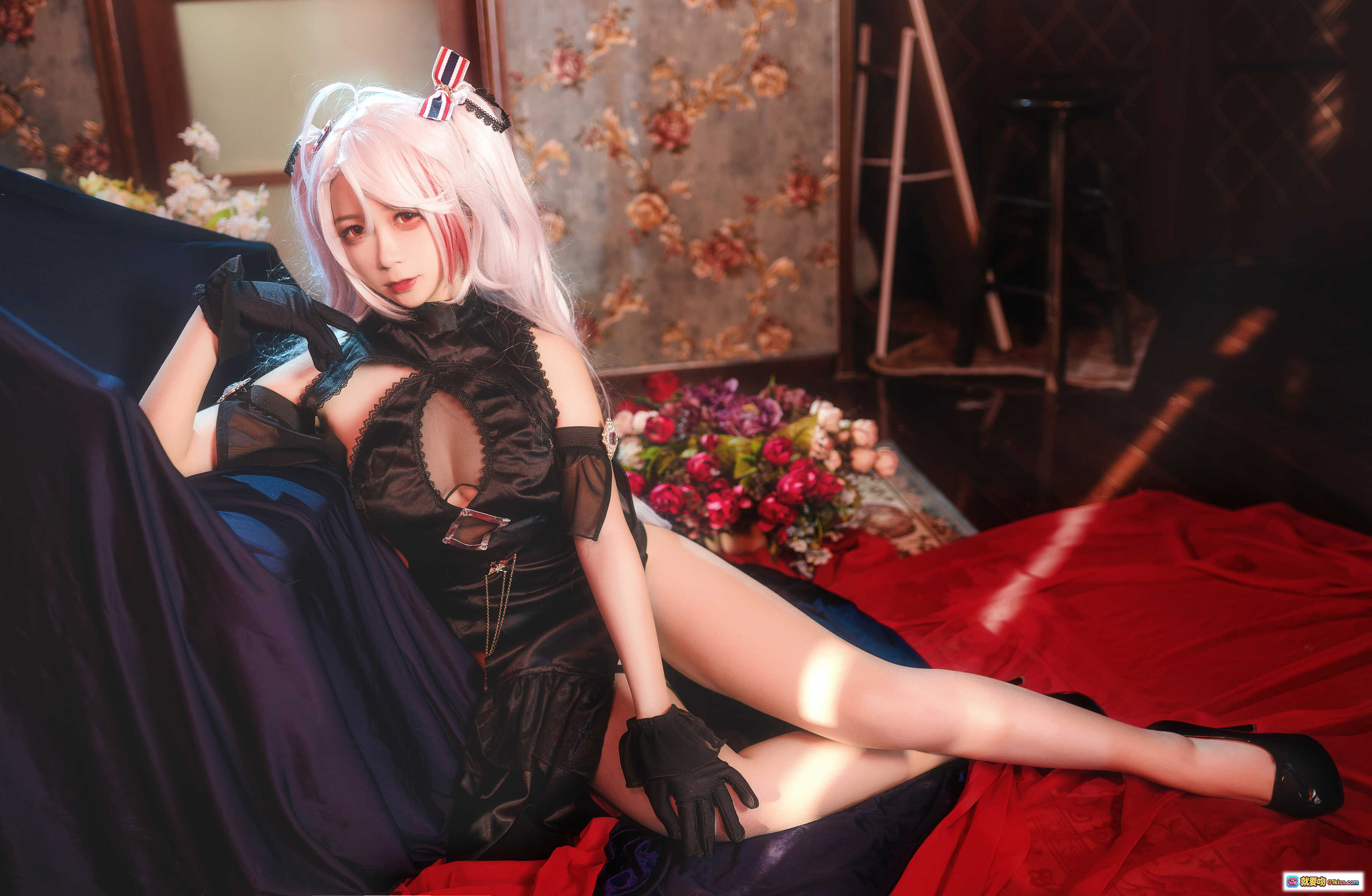 图片[2] - 樱落酱NO.010欧根礼服Cosplay写真｜黑丝蕾丝性感造型｜复古花墙红毯场景｜12P高清美图 - 就要吻