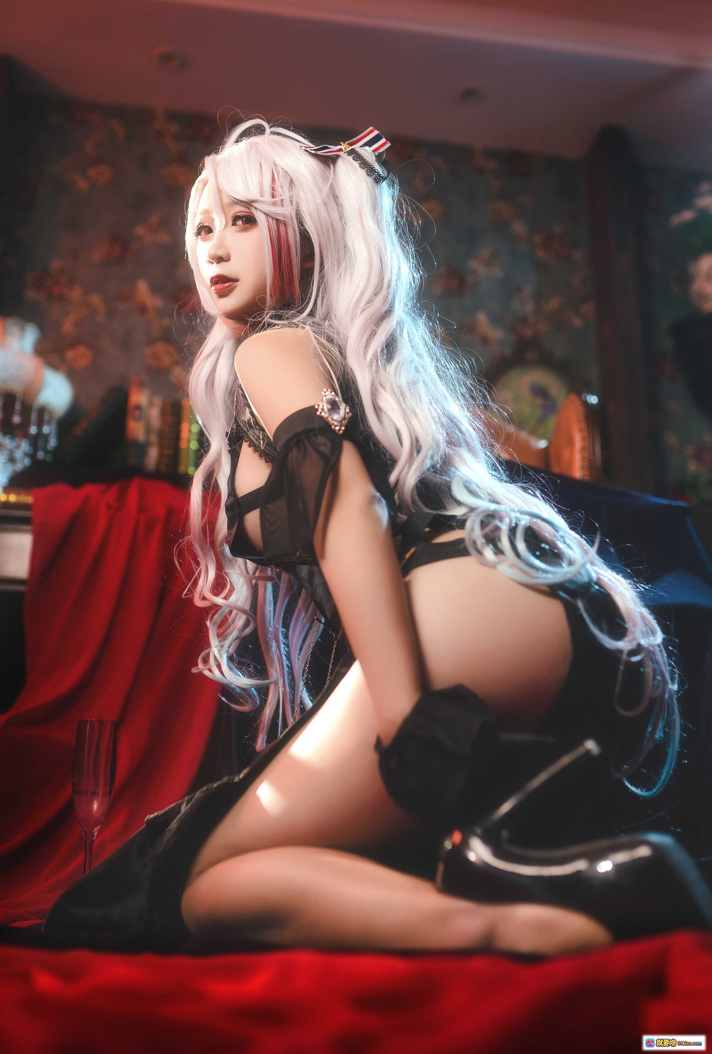 图片[6] - 樱落酱NO.010欧根礼服Cosplay写真｜黑丝蕾丝性感造型｜复古花墙红毯场景｜12P高清美图 - 就要吻
