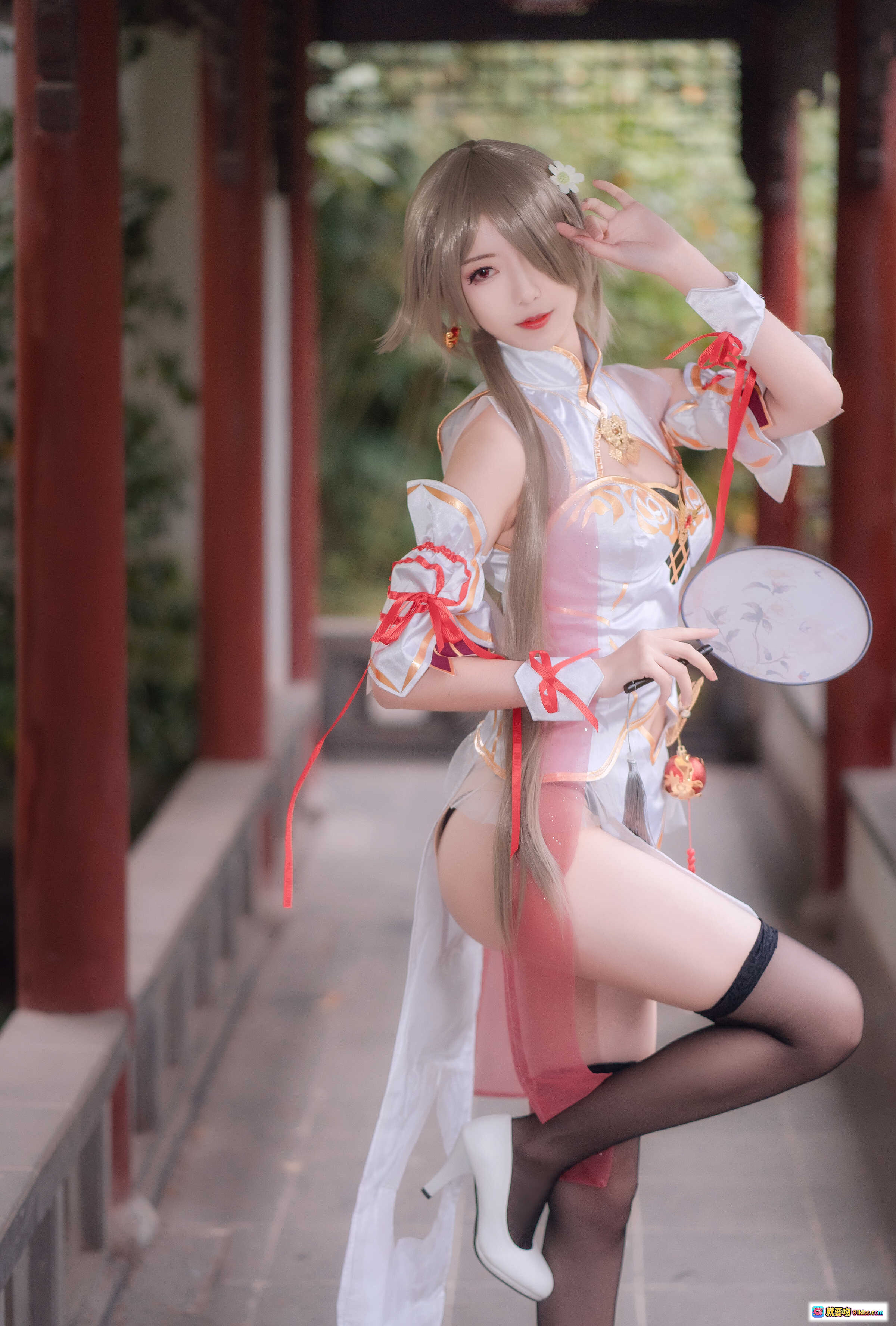 图片[2] - 弥音音NO.015丽塔舞娘Cosplay写真｜白金旗袍+黑丝美腿+手持团扇+古风庭院场景 - 就要吻