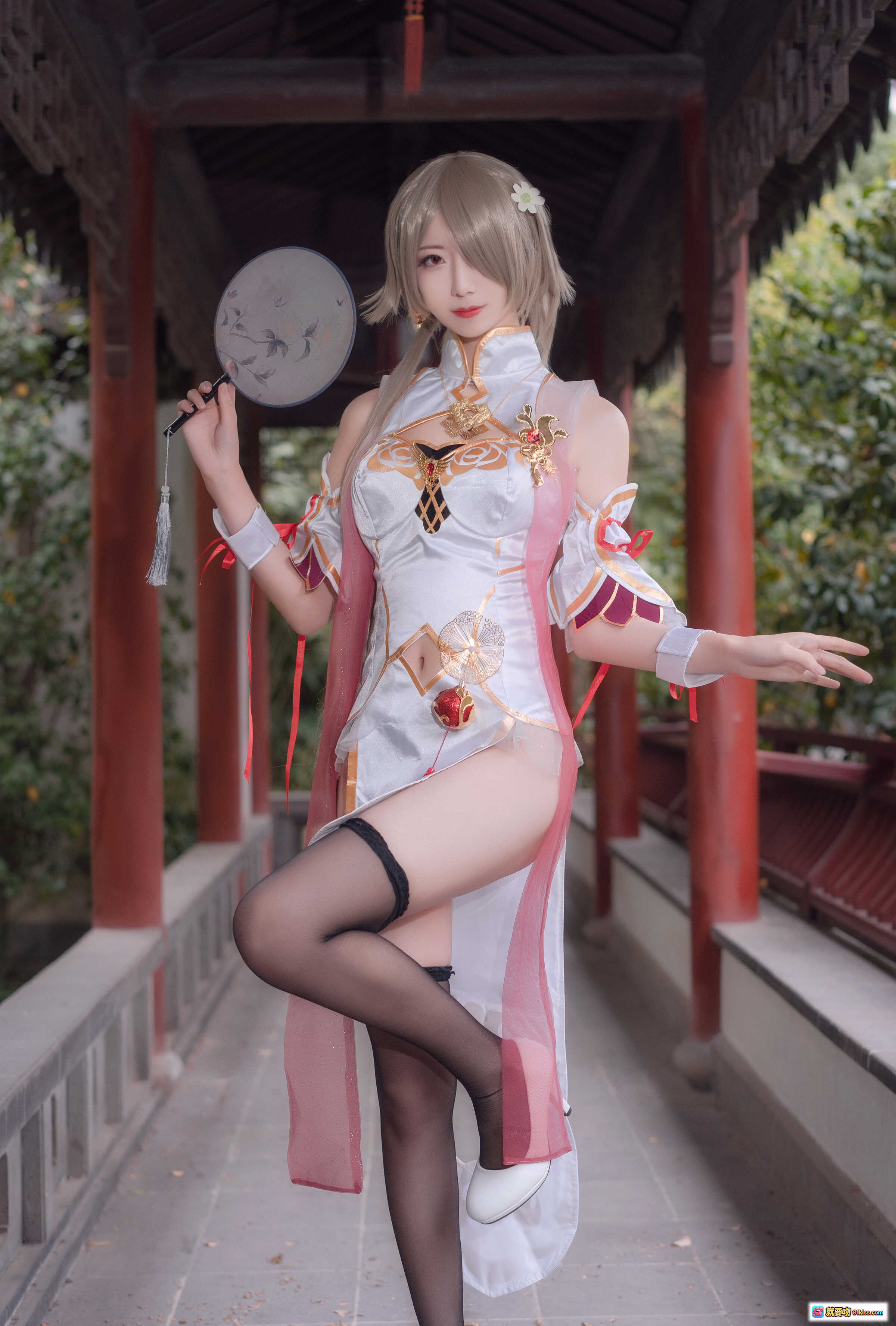 图片[7] - 弥音音NO.015丽塔舞娘Cosplay写真｜白金旗袍+黑丝美腿+手持团扇+古风庭院场景 - 就要吻
