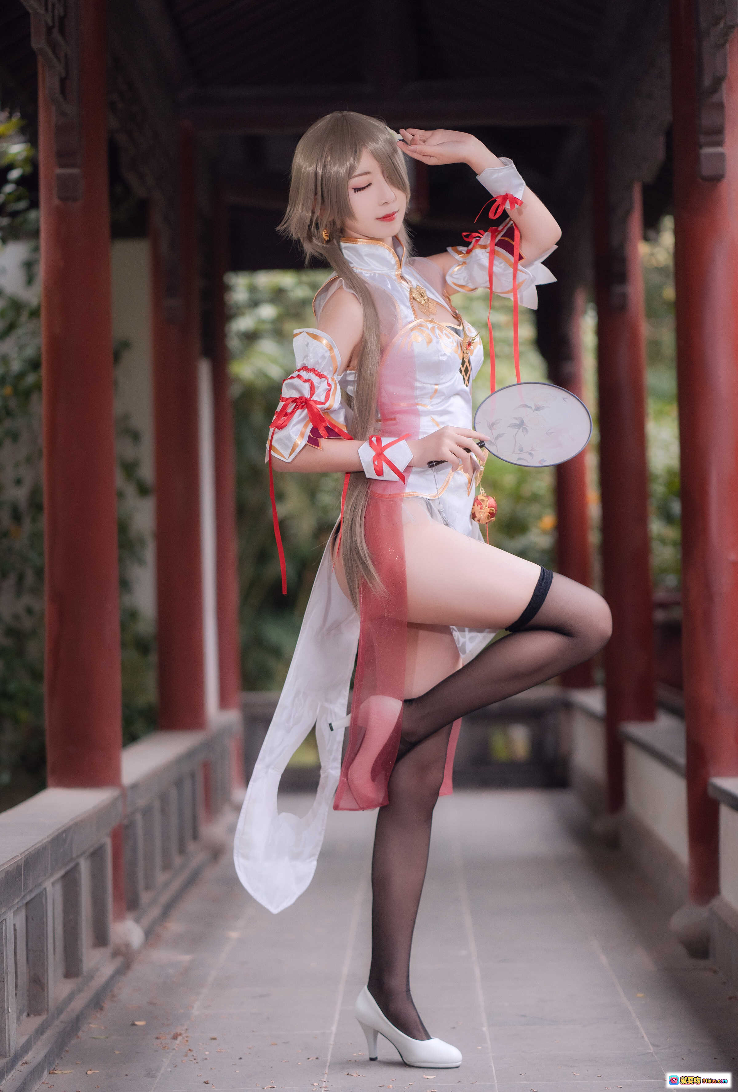 图片[4] - 弥音音NO.015丽塔舞娘Cosplay写真｜白金旗袍+黑丝美腿+手持团扇+古风庭院场景 - 就要吻