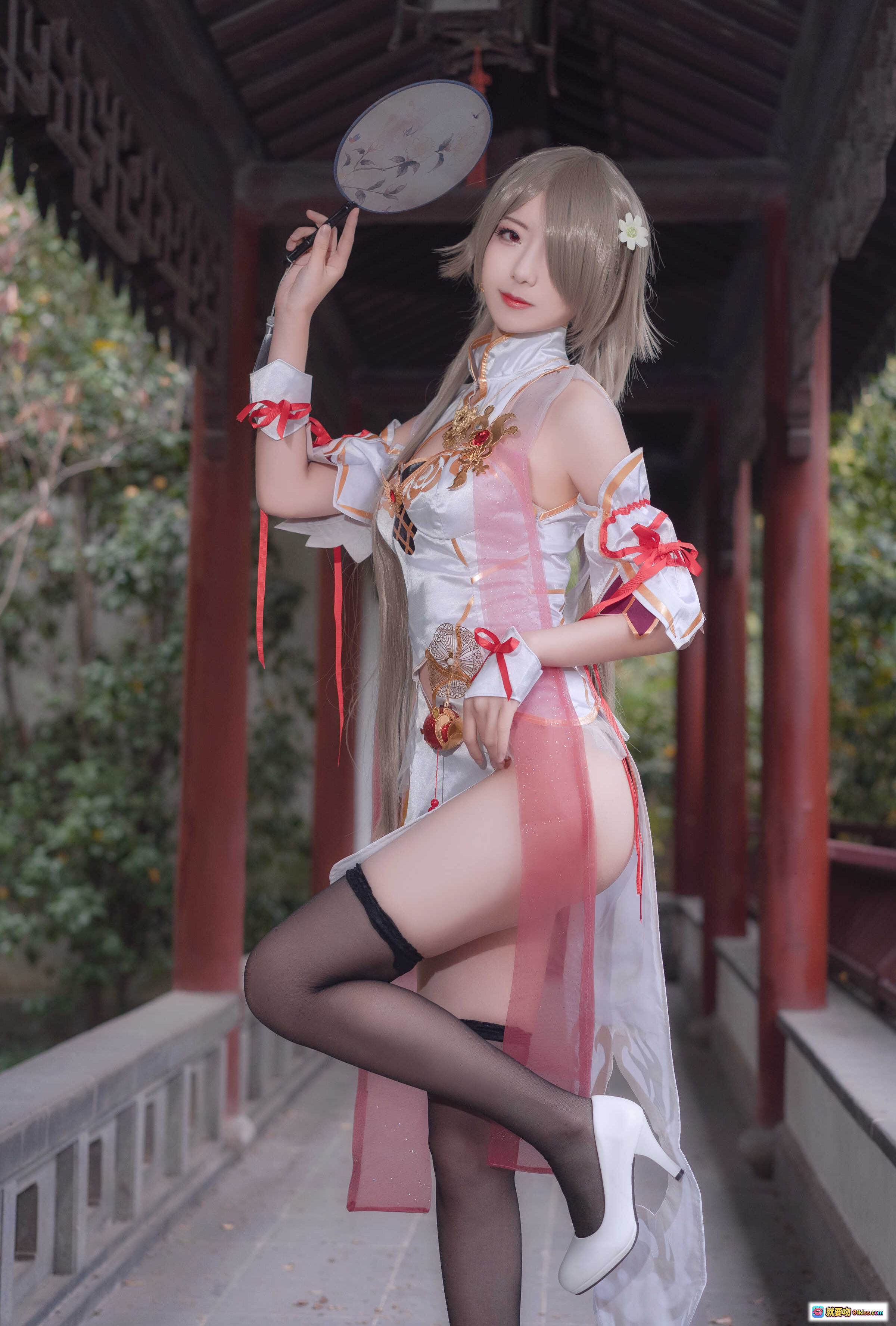 图片[8] - 弥音音NO.015丽塔舞娘Cosplay写真｜白金旗袍+黑丝美腿+手持团扇+古风庭院场景 - 就要吻