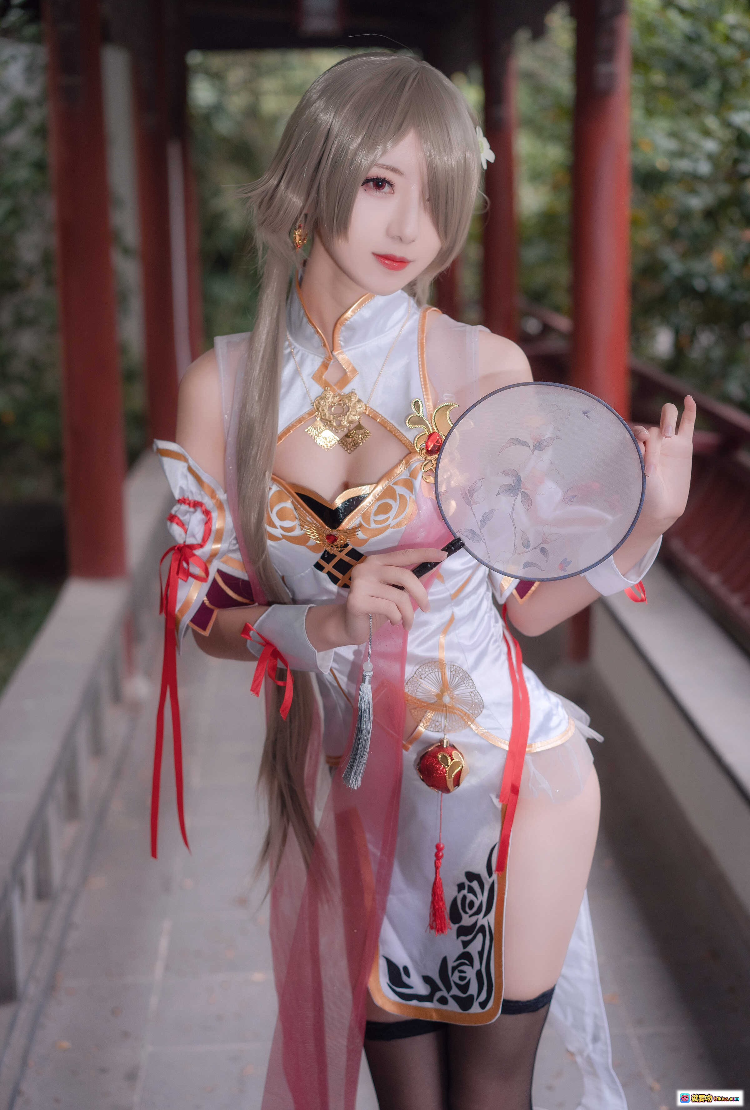 图片[6] - 弥音音NO.015丽塔舞娘Cosplay写真｜白金旗袍+黑丝美腿+手持团扇+古风庭院场景 - 就要吻