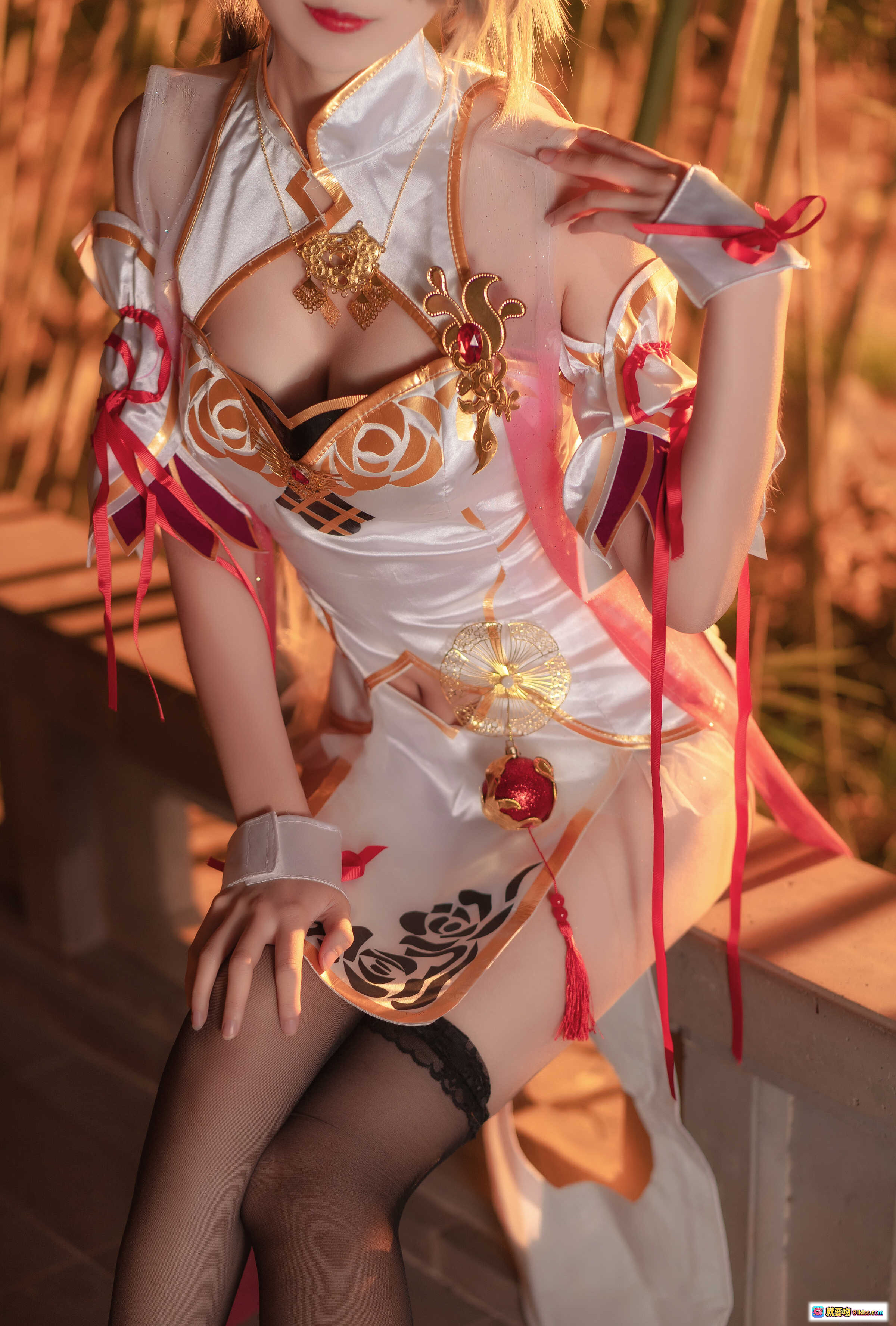 图片[9] - 弥音音NO.015丽塔舞娘Cosplay写真｜白金旗袍+黑丝美腿+手持团扇+古风庭院场景 - 就要吻