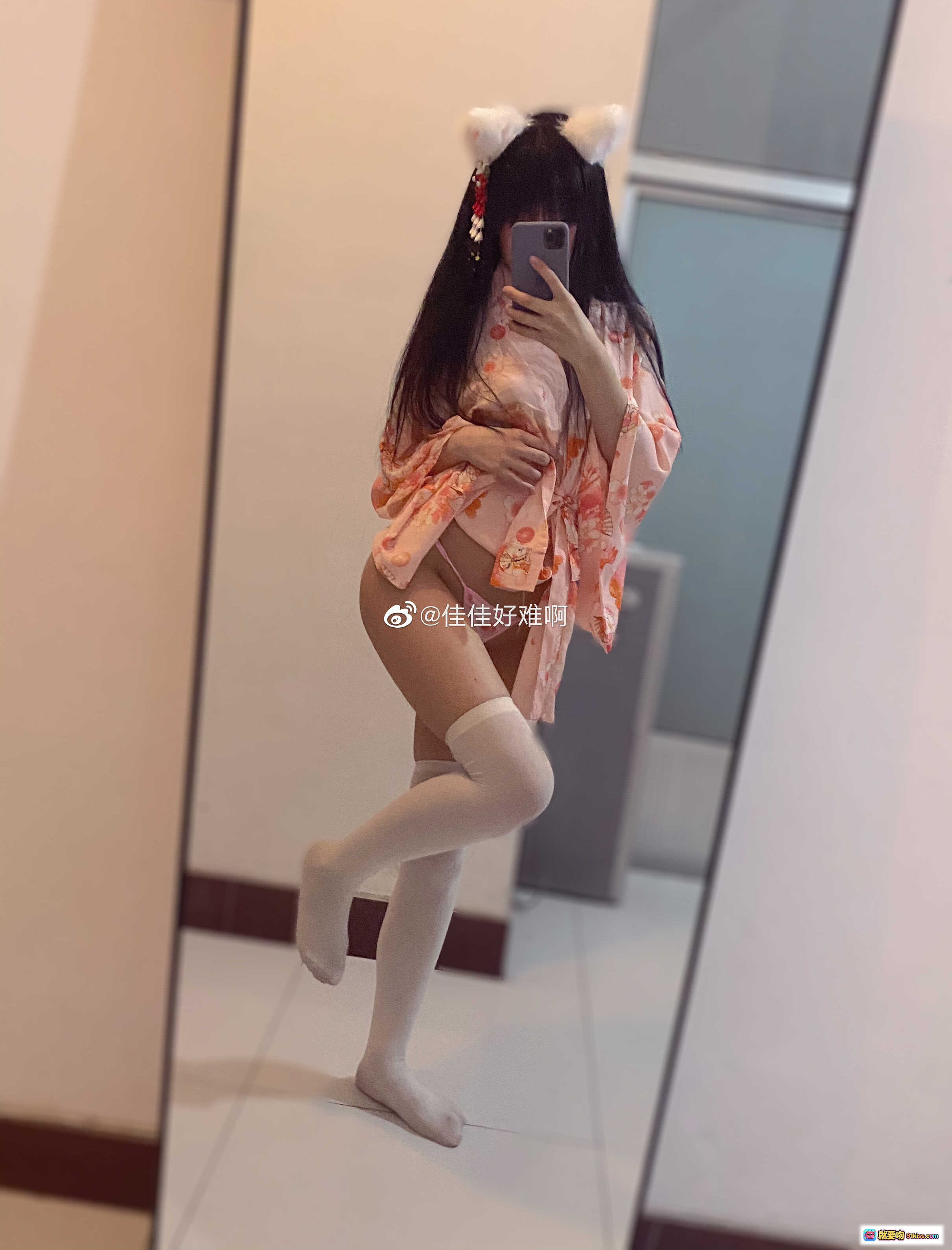 图片[2] - 佳佳好难啊VOL.13 粉色和风睡袍+白色过膝袜+兔耳发饰 镜前自拍写真美图 - 就要吻