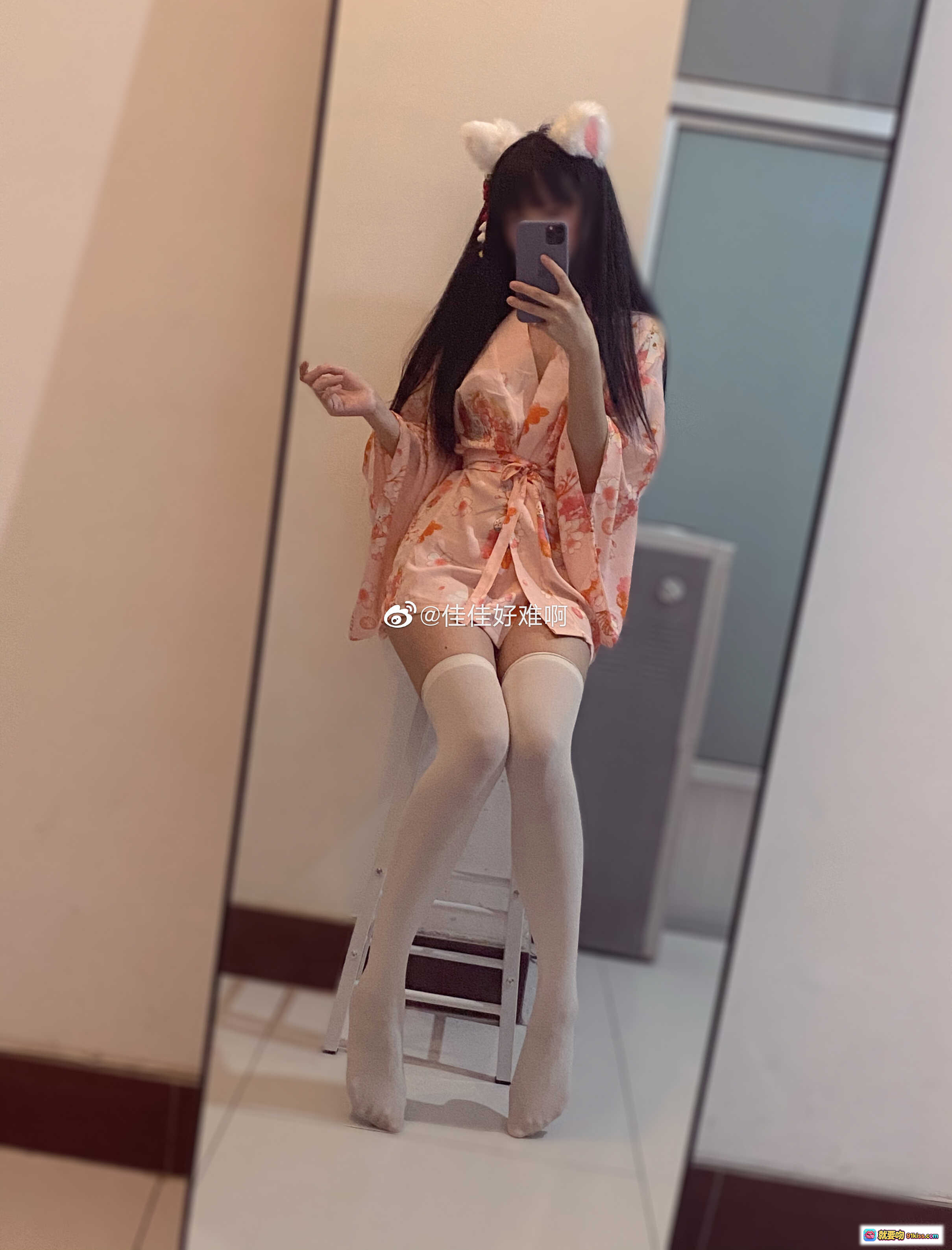 佳佳好难啊VOL.13 粉色和风睡袍+白色过膝袜+兔耳发饰 镜前自拍写真美图 - 就要吻