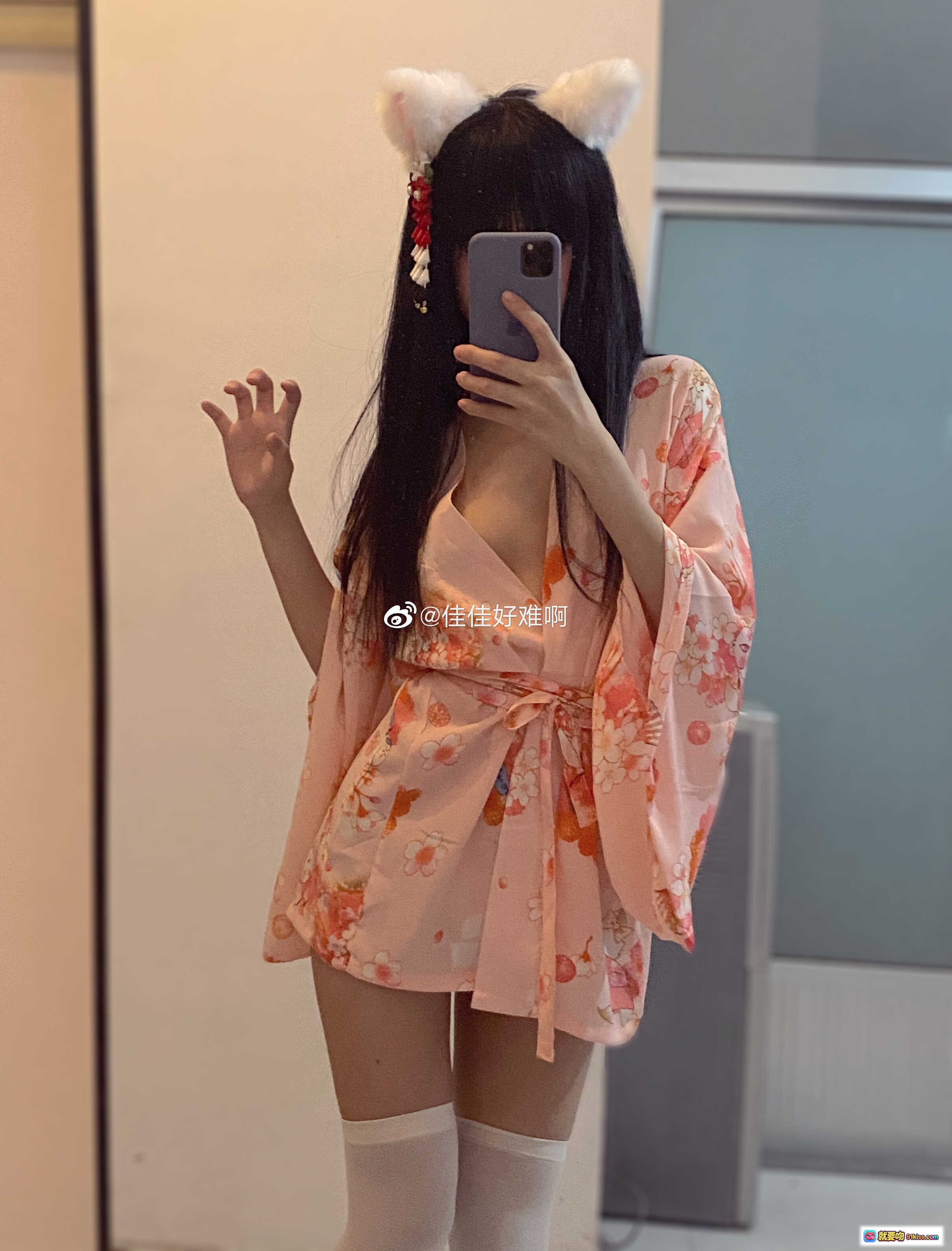 图片[9] - 佳佳好难啊VOL.13 粉色和风睡袍+白色过膝袜+兔耳发饰 镜前自拍写真美图 - 就要吻