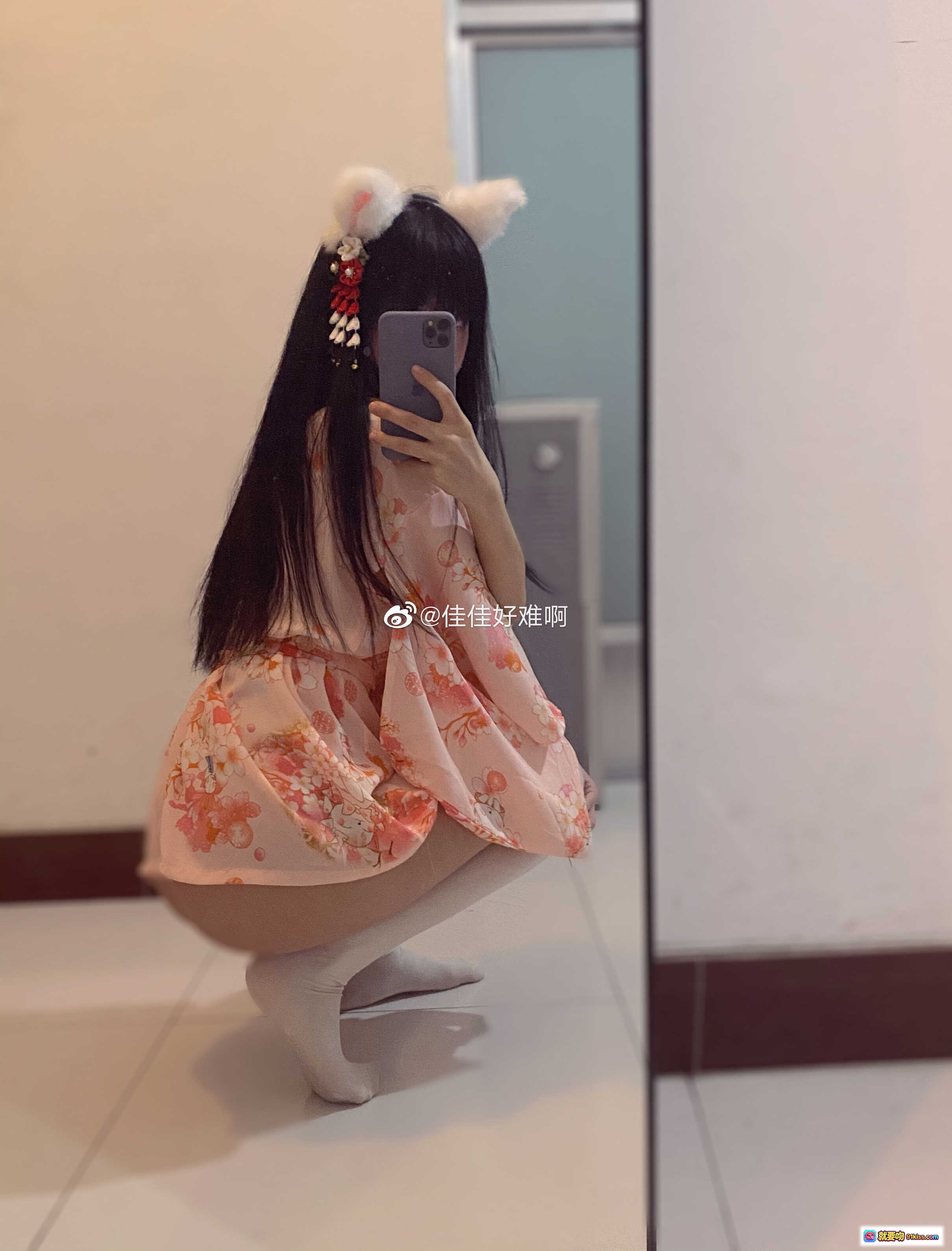 图片[6] - 佳佳好难啊VOL.13 粉色和风睡袍+白色过膝袜+兔耳发饰 镜前自拍写真美图 - 就要吻