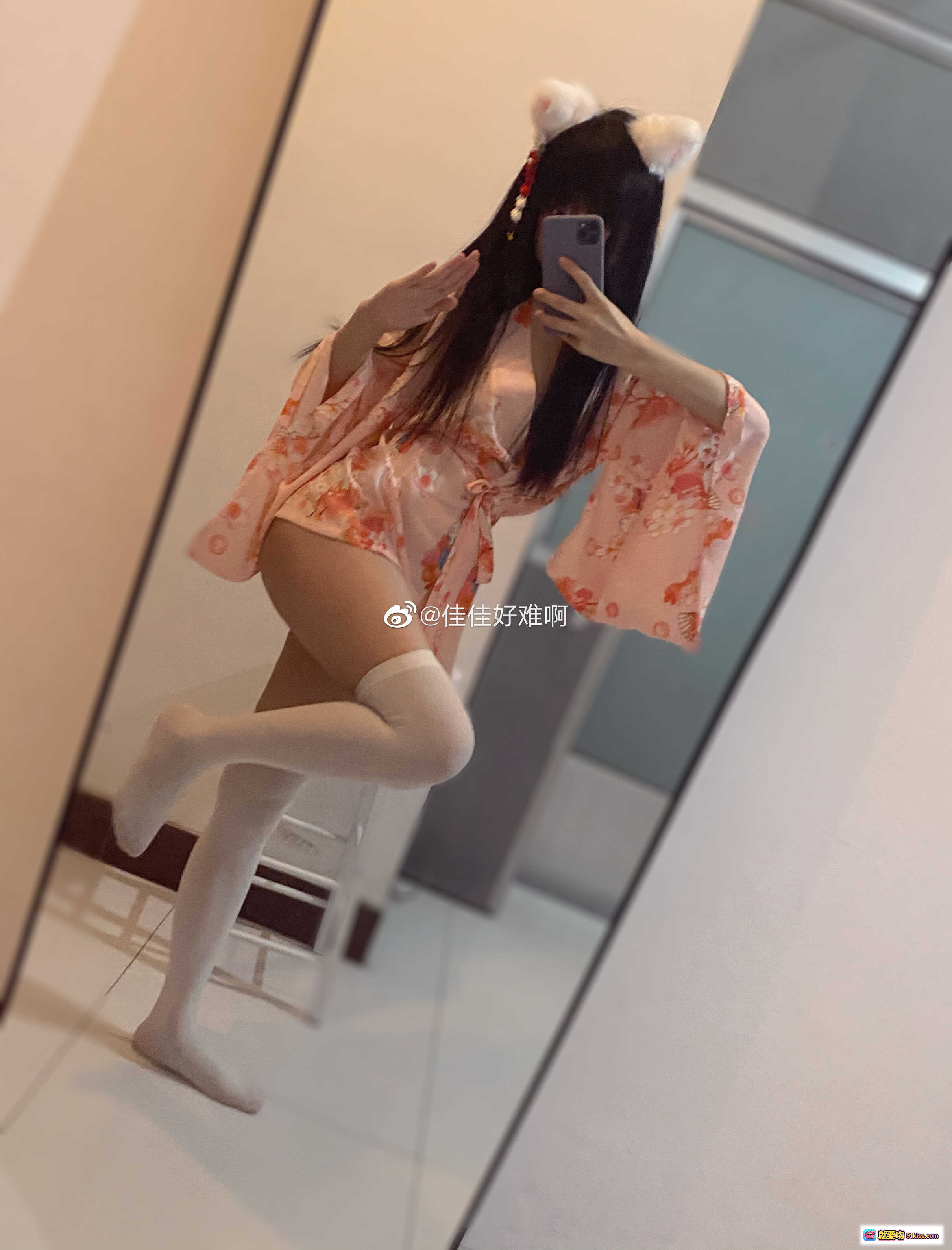 图片[5] - 佳佳好难啊VOL.13 粉色和风睡袍+白色过膝袜+兔耳发饰 镜前自拍写真美图 - 就要吻