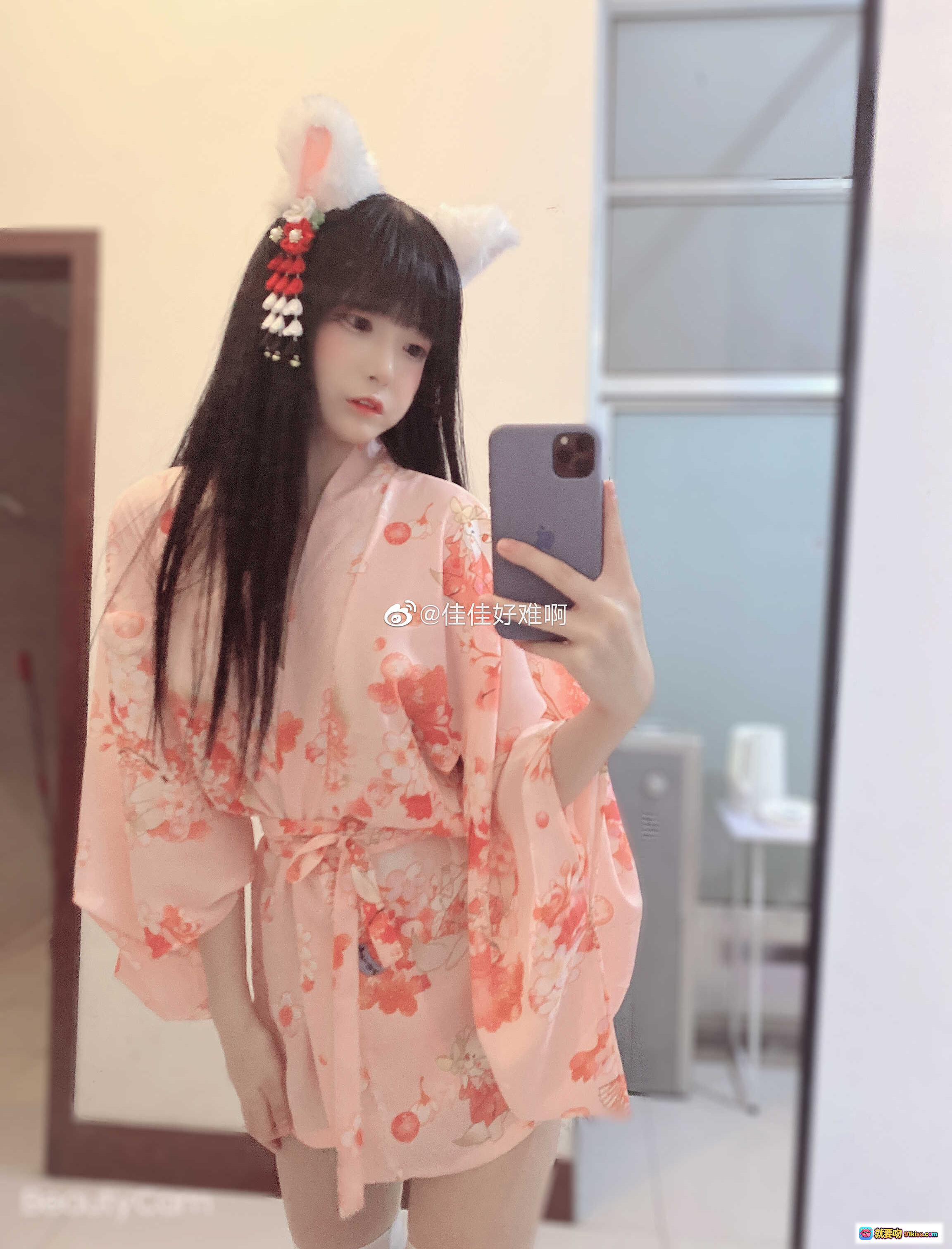 图片[4] - 佳佳好难啊VOL.13 粉色和风睡袍+白色过膝袜+兔耳发饰 镜前自拍写真美图 - 就要吻