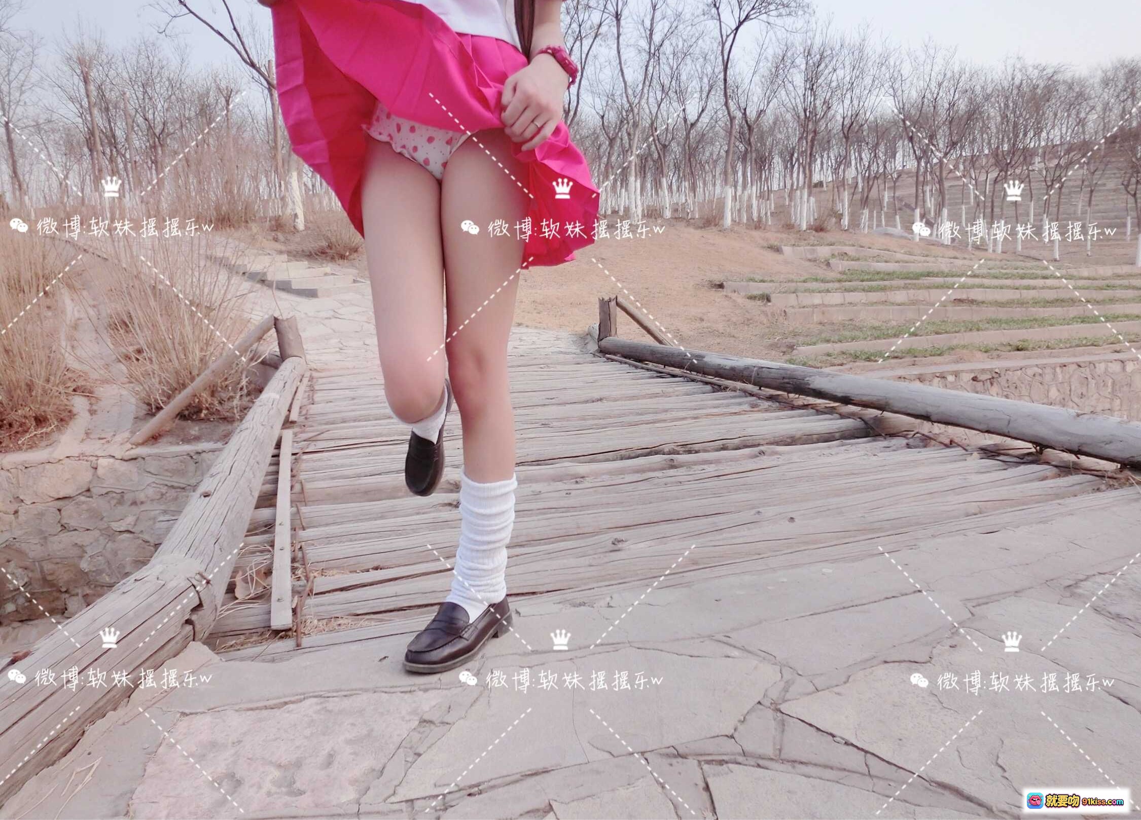 图片[1] - 摇摇乐yoyo NO.013 2018.04月福利写真 75P3V-113MB 粉裙白袜木桥户外美腿少女风 - 就要吻