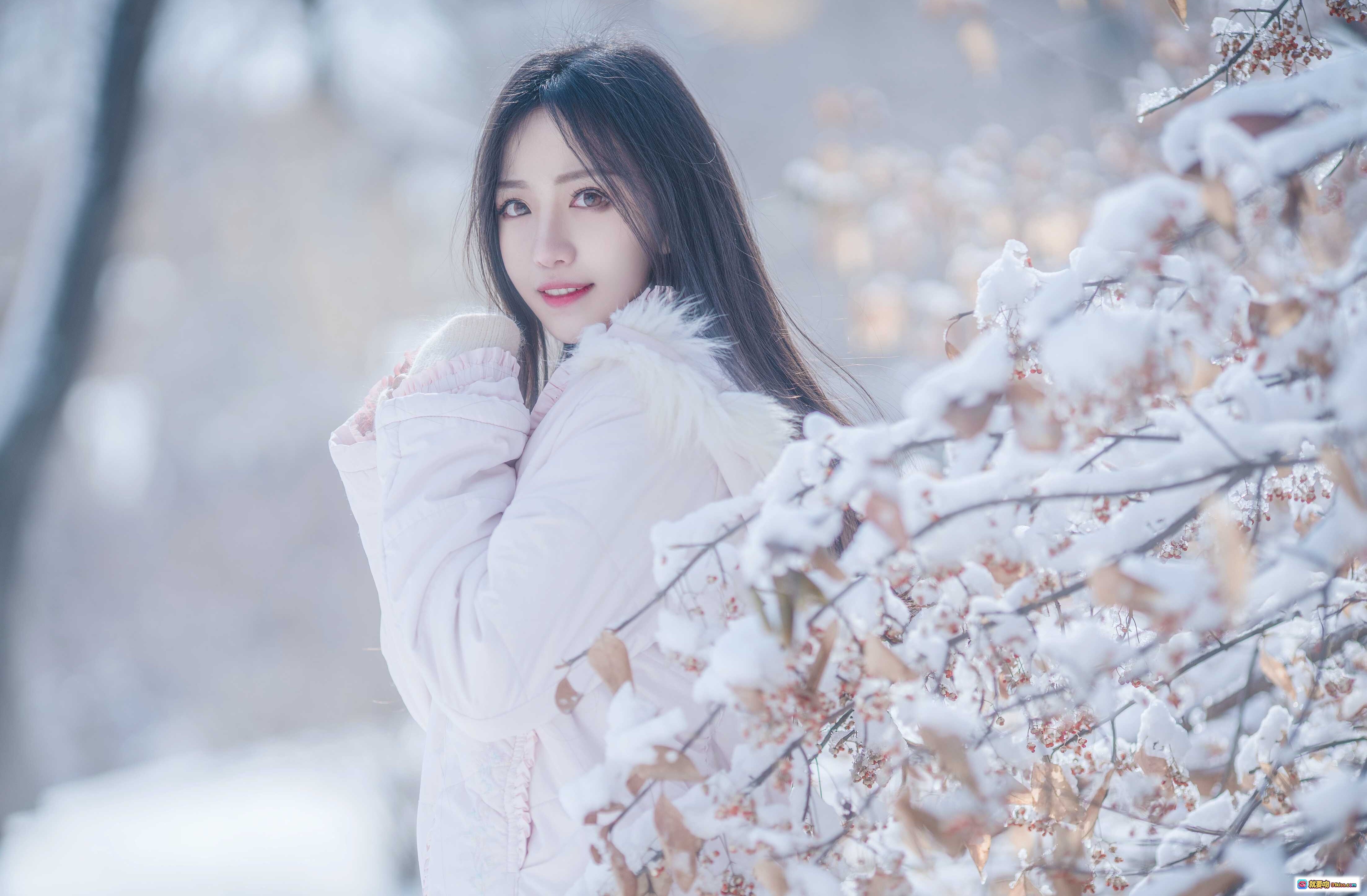 图片[10] - Shika小鹿鹿NO.040雪景写真｜温柔少女窗边静坐｜白色毛绒裙+米色针织衫｜圣诞花环装饰｜精致茶点摆拍｜冬日氛围感大片 - 就要吻