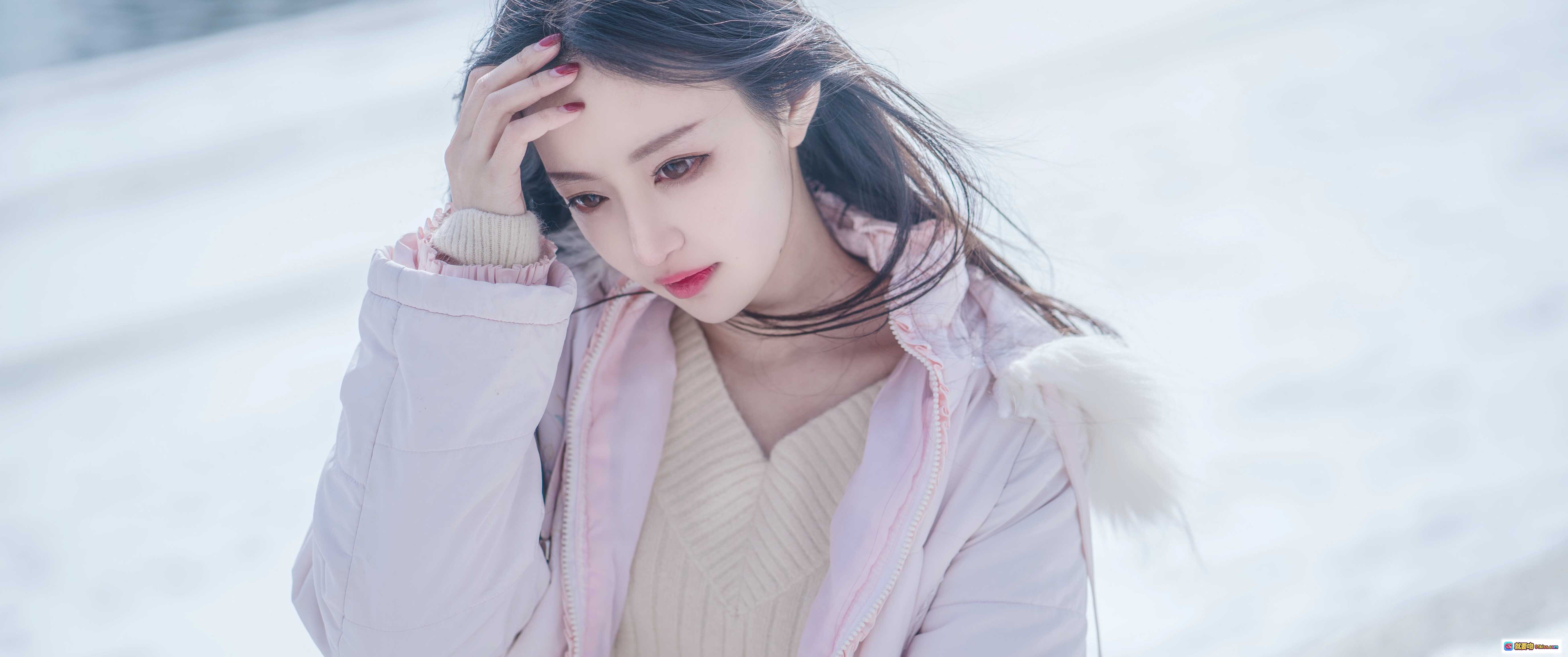 图片[6] - Shika小鹿鹿NO.040雪景写真｜温柔少女窗边静坐｜白色毛绒裙+米色针织衫｜圣诞花环装饰｜精致茶点摆拍｜冬日氛围感大片 - 就要吻