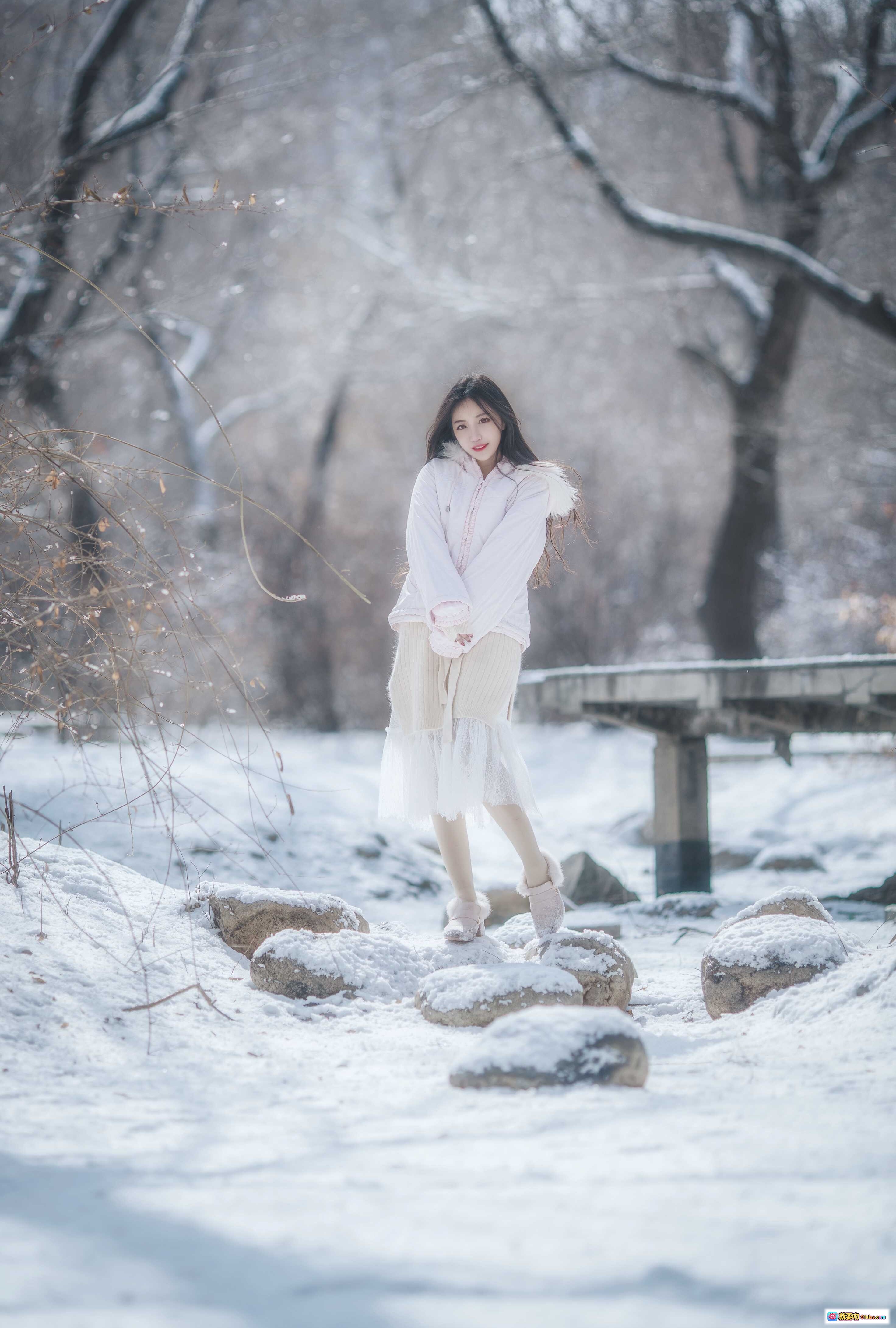 图片[9] - Shika小鹿鹿NO.040雪景写真｜温柔少女窗边静坐｜白色毛绒裙+米色针织衫｜圣诞花环装饰｜精致茶点摆拍｜冬日氛围感大片 - 就要吻