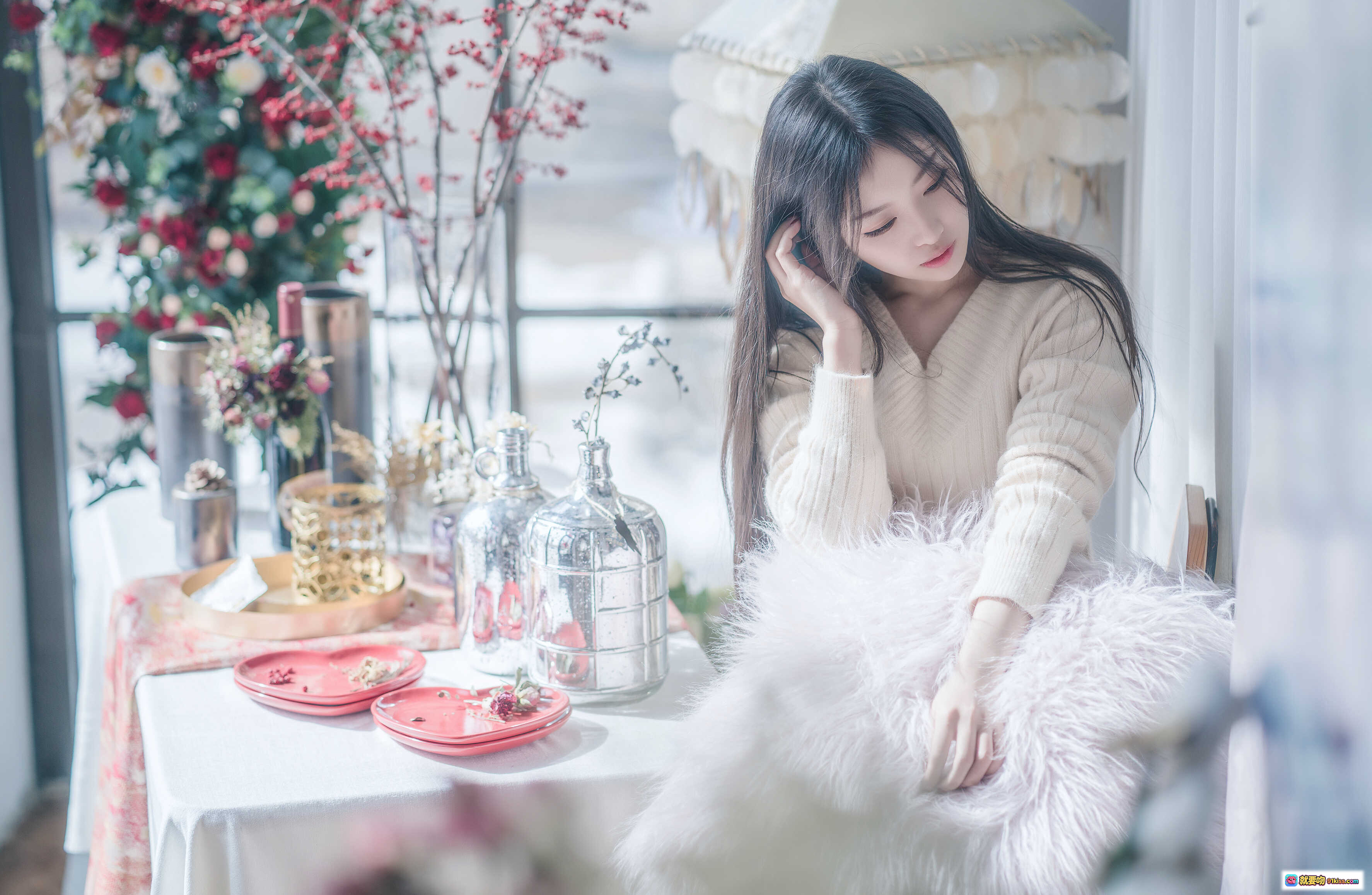 图片[1] - Shika小鹿鹿NO.040雪景写真｜温柔少女窗边静坐｜白色毛绒裙+米色针织衫｜圣诞花环装饰｜精致茶点摆拍｜冬日氛围感大片 - 就要吻