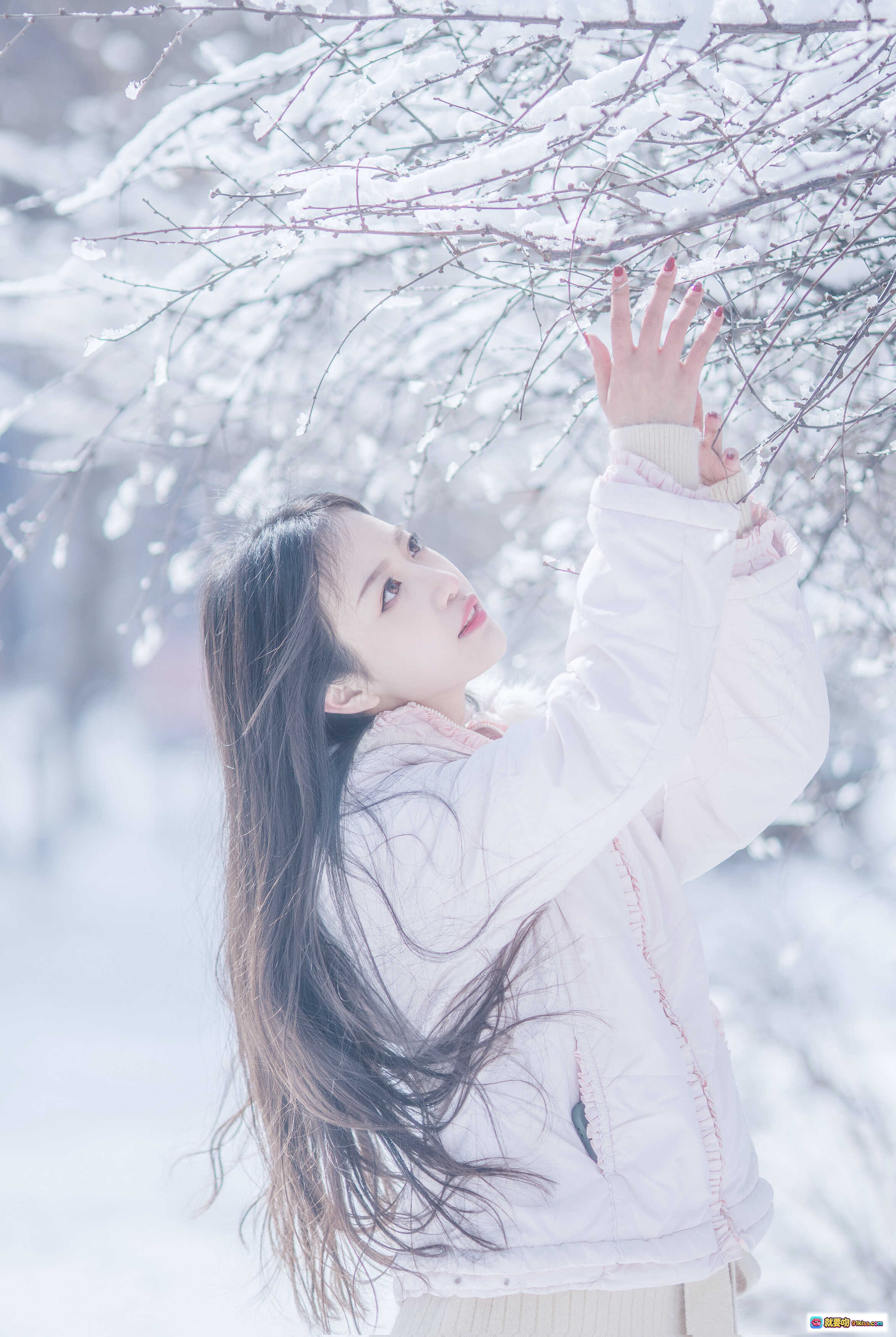 图片[5] - Shika小鹿鹿NO.040雪景写真｜温柔少女窗边静坐｜白色毛绒裙+米色针织衫｜圣诞花环装饰｜精致茶点摆拍｜冬日氛围感大片 - 就要吻