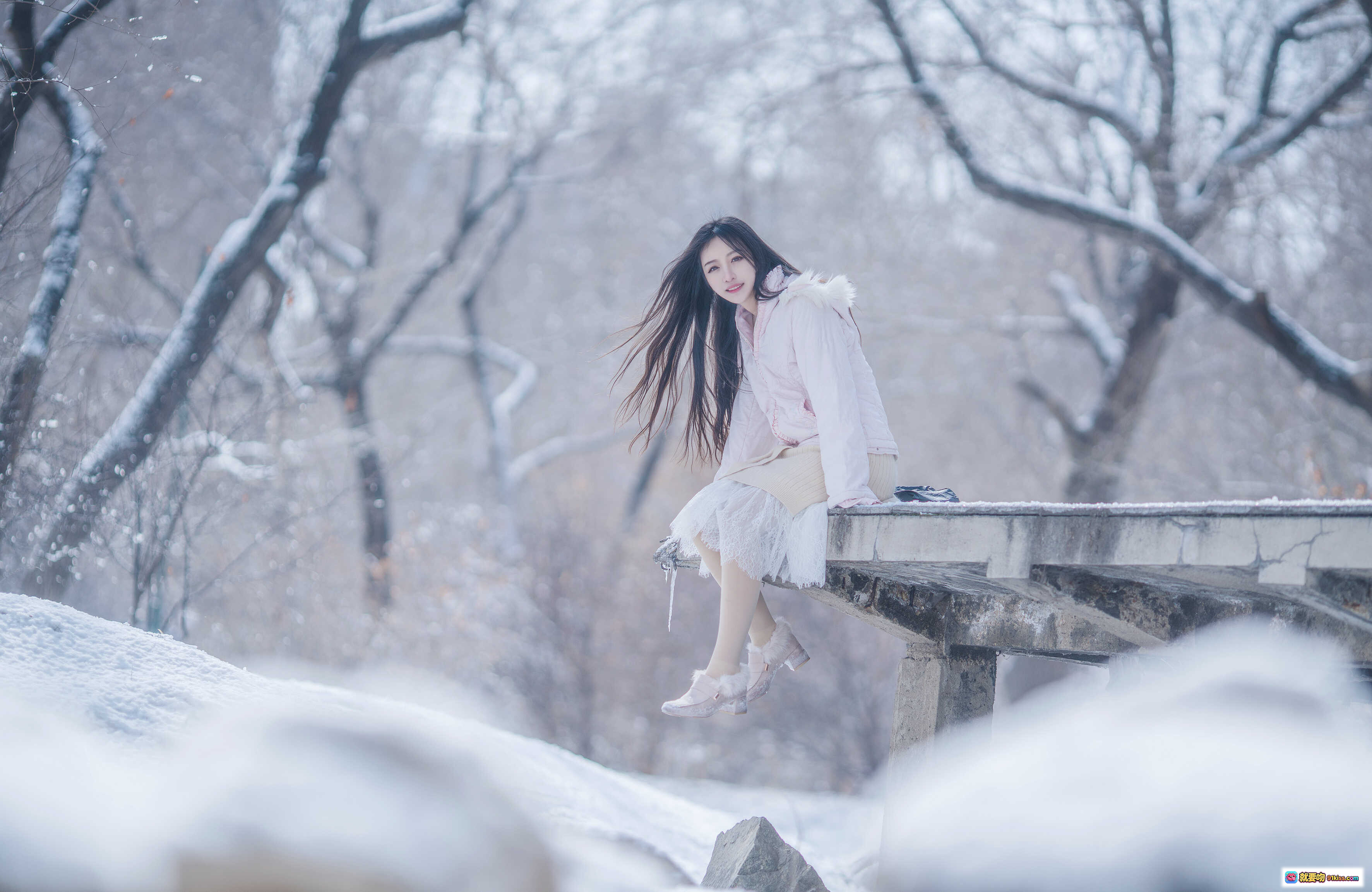 图片[8] - Shika小鹿鹿NO.040雪景写真｜温柔少女窗边静坐｜白色毛绒裙+米色针织衫｜圣诞花环装饰｜精致茶点摆拍｜冬日氛围感大片 - 就要吻