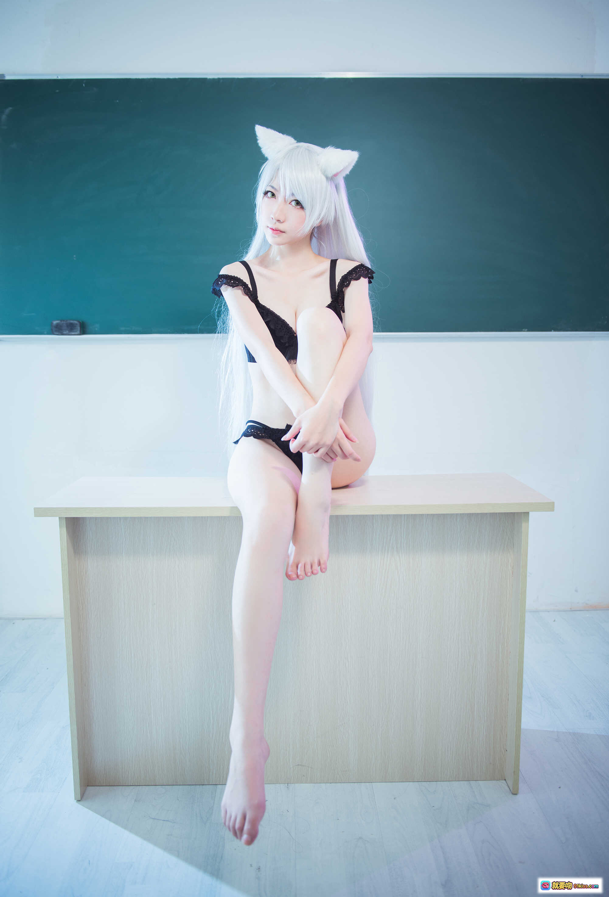 图片[1] - 妖少you1-羽川翼cosplay写真 | 白发猫耳少女教室桌拍 | 黑色蕾丝内衣性感坐姿 | NO.022高清美图 - 就要吻