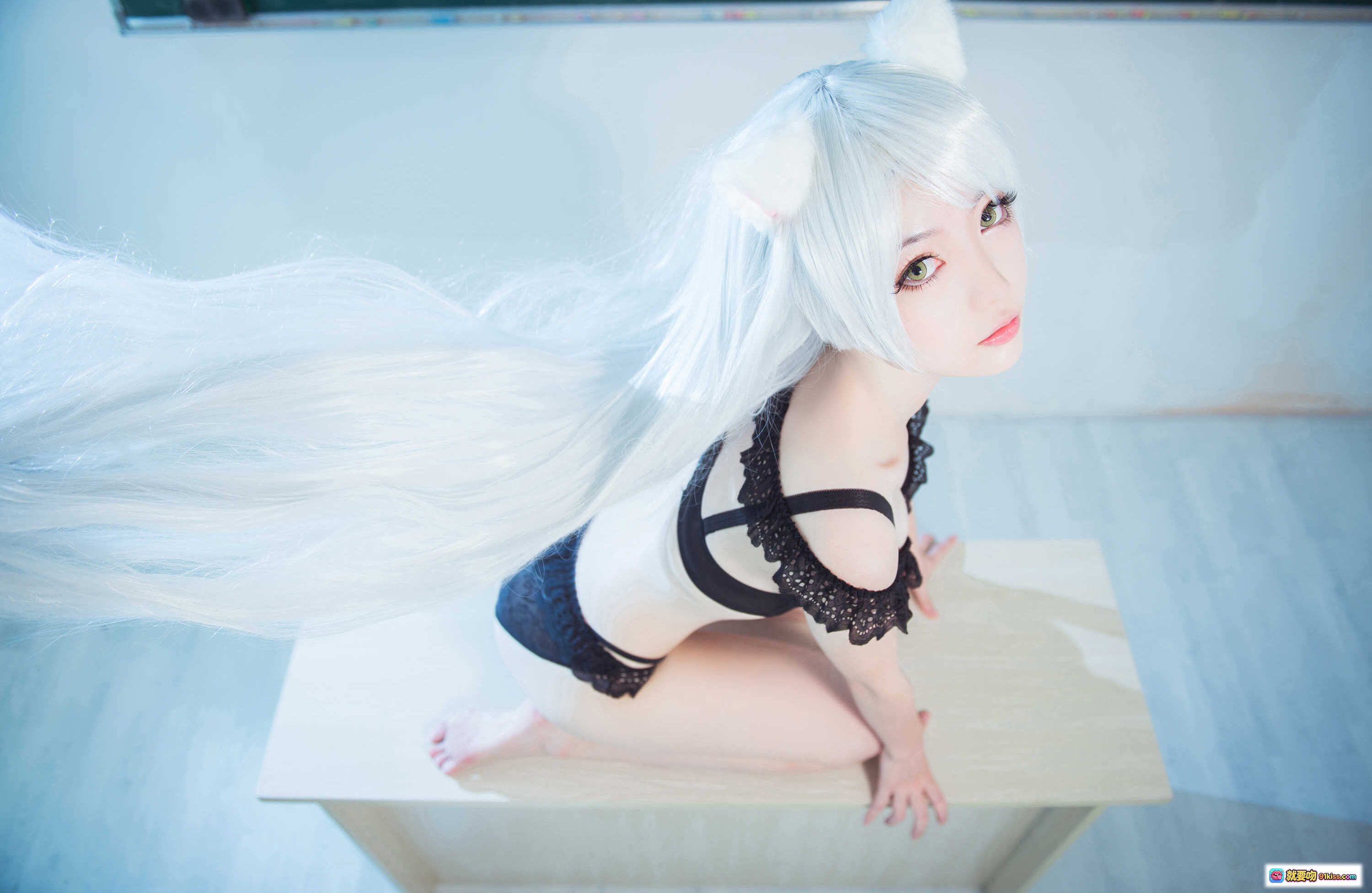 图片[3] - 妖少you1-羽川翼cosplay写真 | 白发猫耳少女教室桌拍 | 黑色蕾丝内衣性感坐姿 | NO.022高清美图 - 就要吻