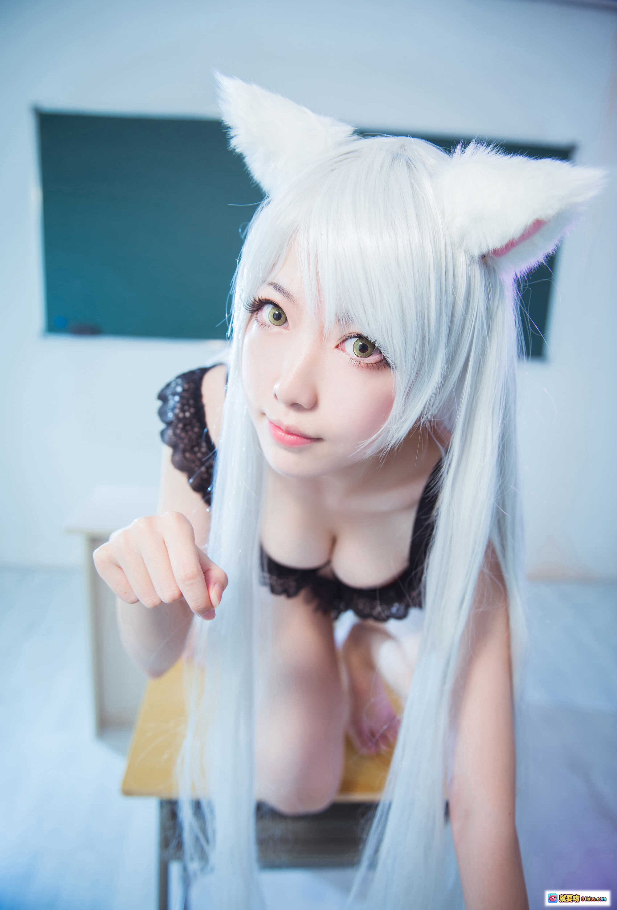 图片[4] - 妖少you1-羽川翼cosplay写真 | 白发猫耳少女教室桌拍 | 黑色蕾丝内衣性感坐姿 | NO.022高清美图 - 就要吻