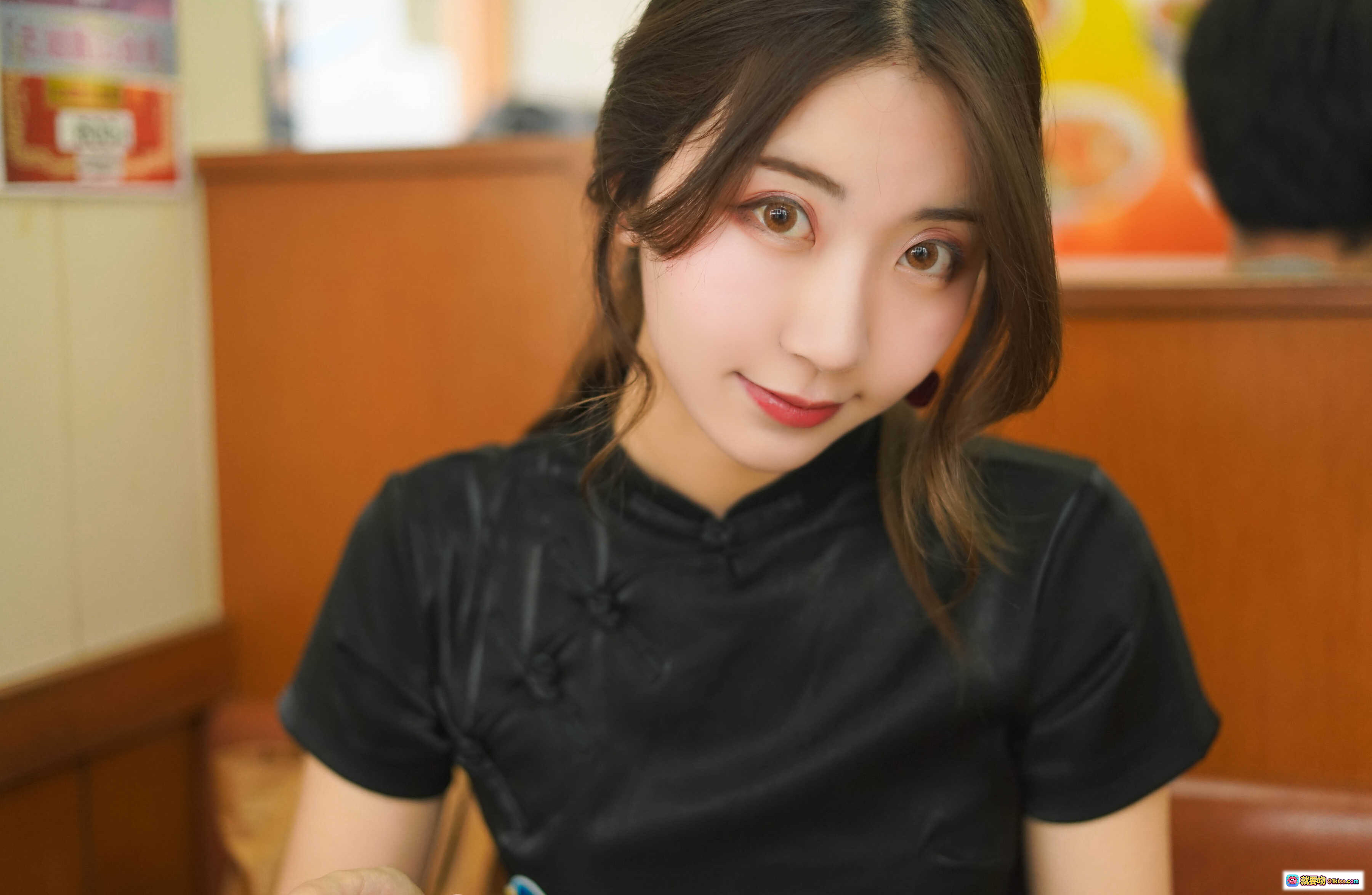 图片[5] - 黑川NO.041旗袍写真｜日系街拍黑裙高跟美腿｜都市小巷阳光氛围感｜11P高清图集 - 就要吻