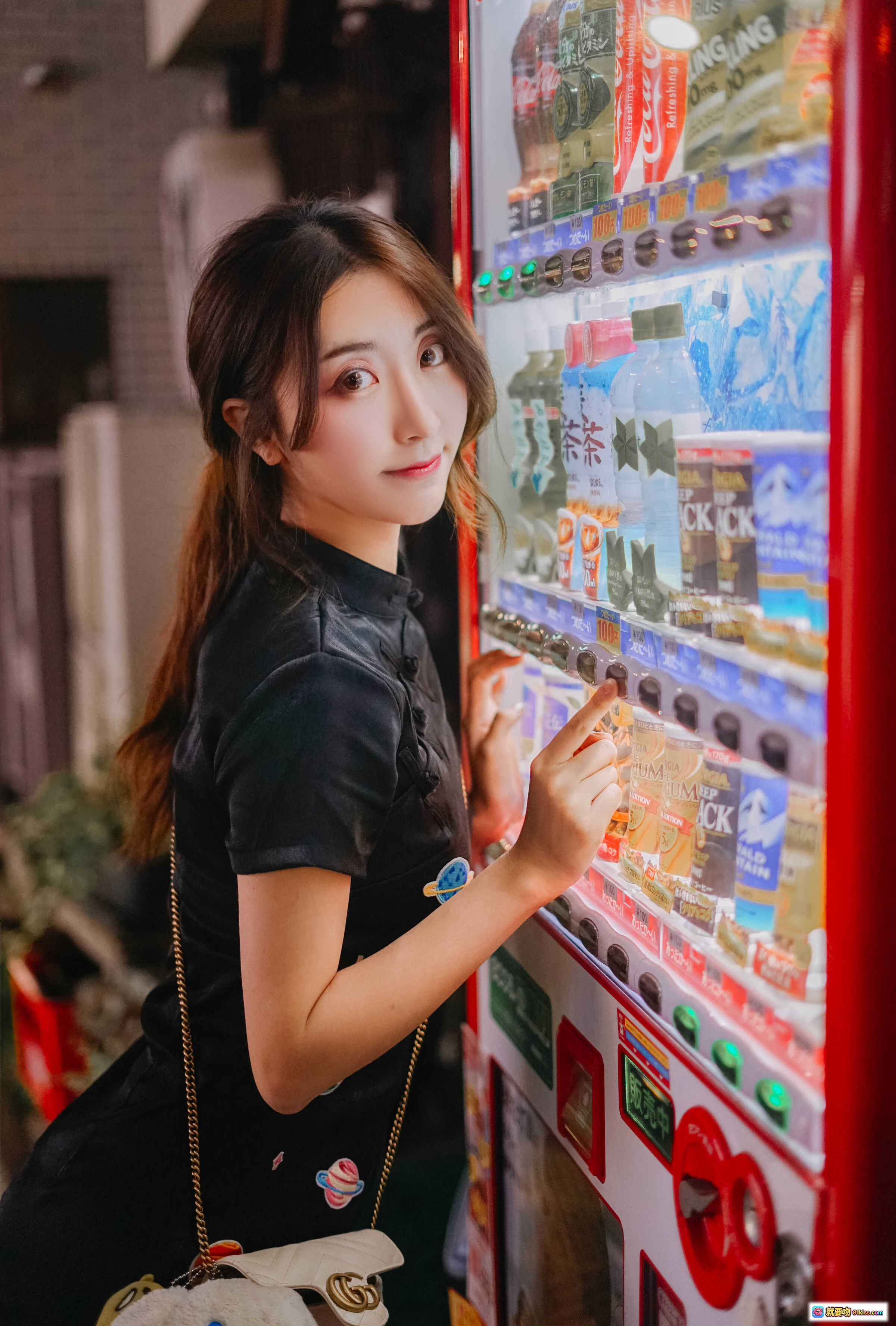 图片[3] - 黑川NO.041旗袍写真｜日系街拍黑裙高跟美腿｜都市小巷阳光氛围感｜11P高清图集 - 就要吻