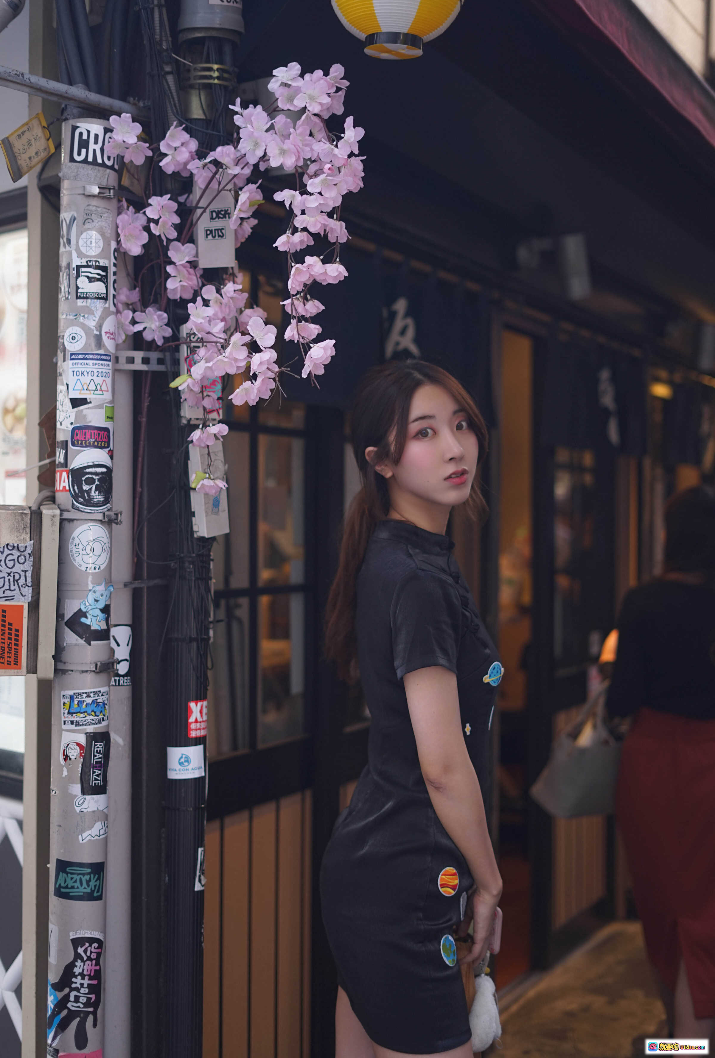 图片[6] - 黑川NO.041旗袍写真｜日系街拍黑裙高跟美腿｜都市小巷阳光氛围感｜11P高清图集 - 就要吻