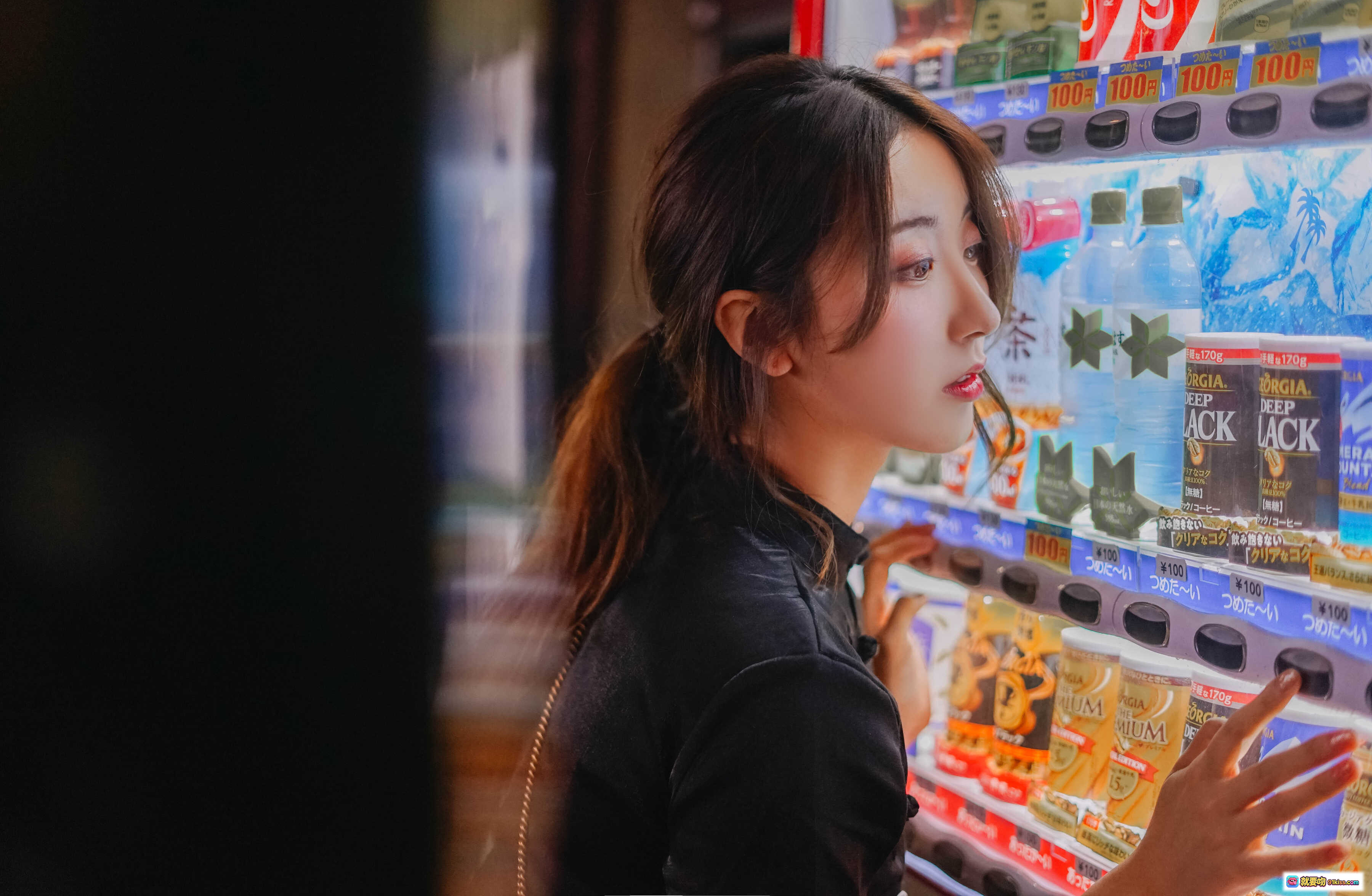 图片[2] - 黑川NO.041旗袍写真｜日系街拍黑裙高跟美腿｜都市小巷阳光氛围感｜11P高清图集 - 就要吻