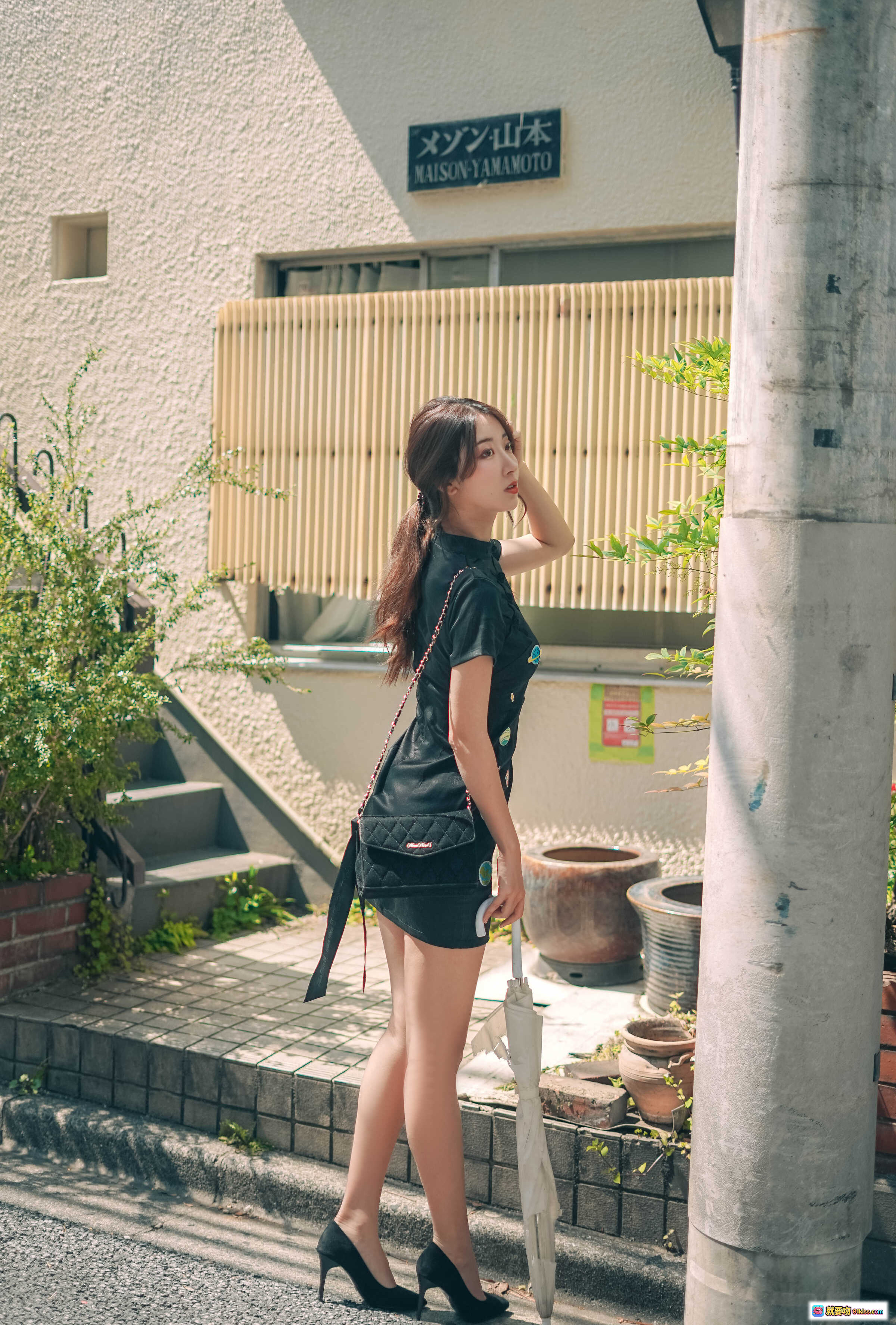 图片[8] - 黑川NO.041旗袍写真｜日系街拍黑裙高跟美腿｜都市小巷阳光氛围感｜11P高清图集 - 就要吻
