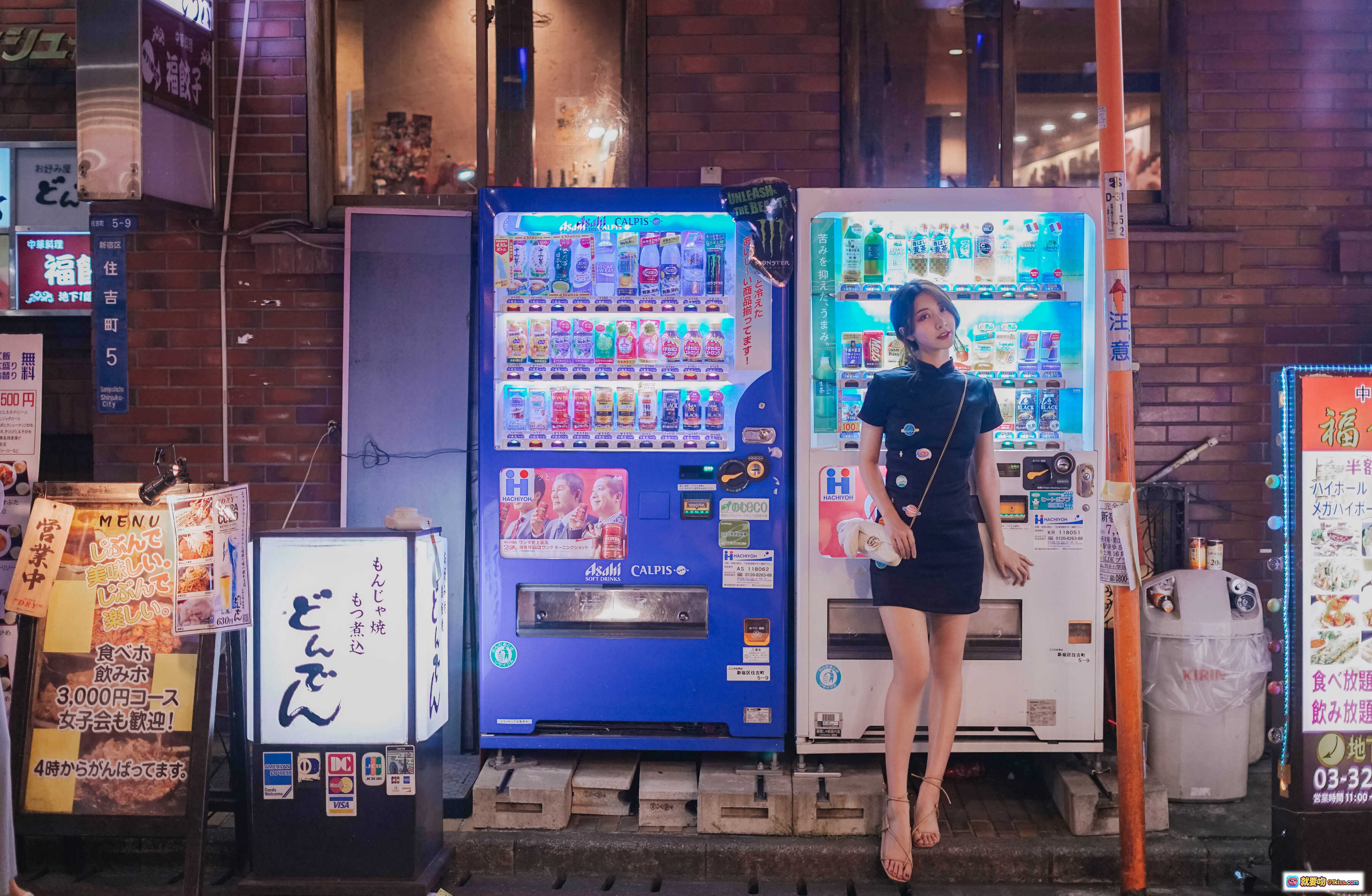 图片[7] - 黑川NO.041旗袍写真｜日系街拍黑裙高跟美腿｜都市小巷阳光氛围感｜11P高清图集 - 就要吻