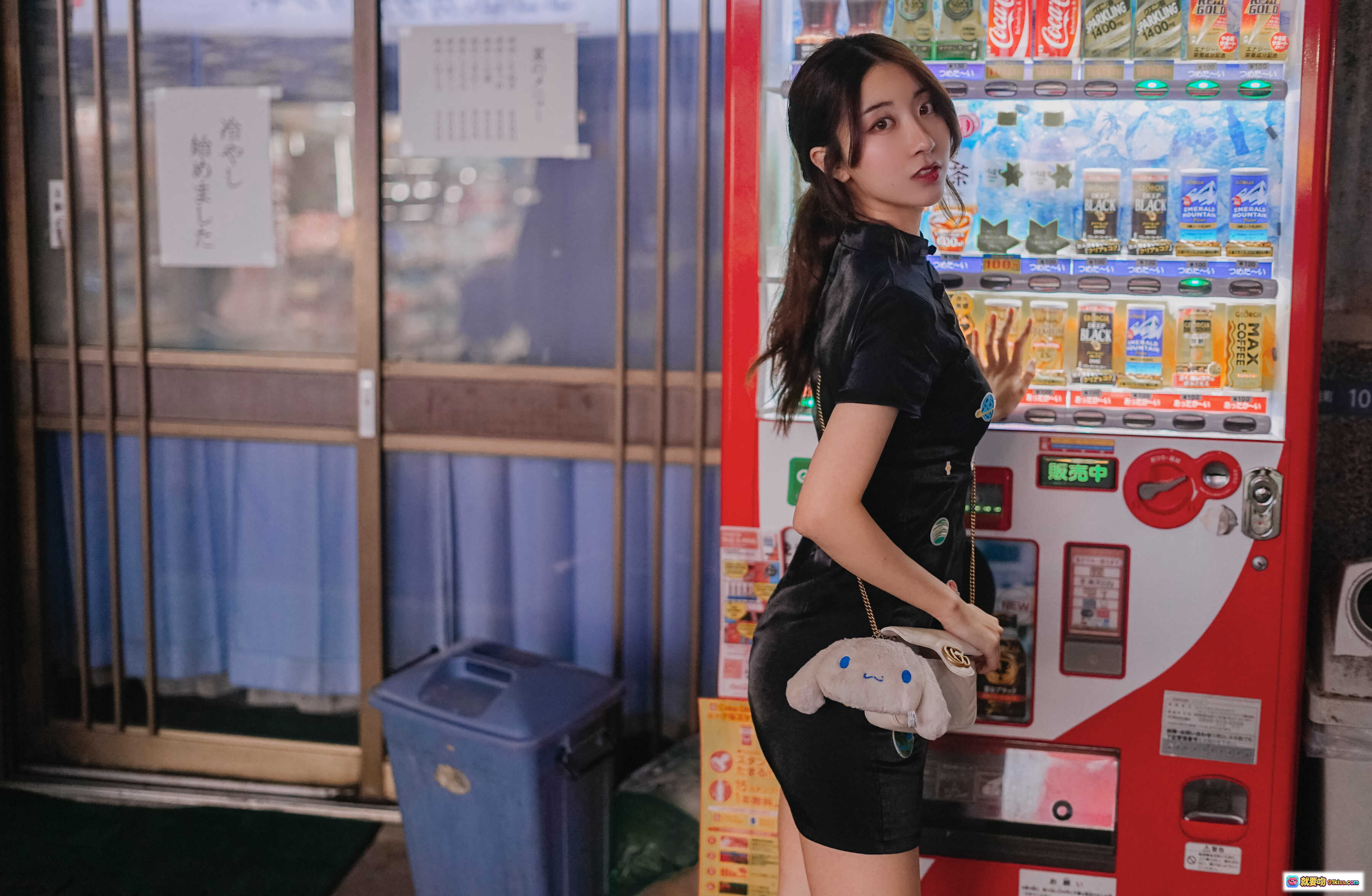 图片[10] - 黑川NO.041旗袍写真｜日系街拍黑裙高跟美腿｜都市小巷阳光氛围感｜11P高清图集 - 就要吻