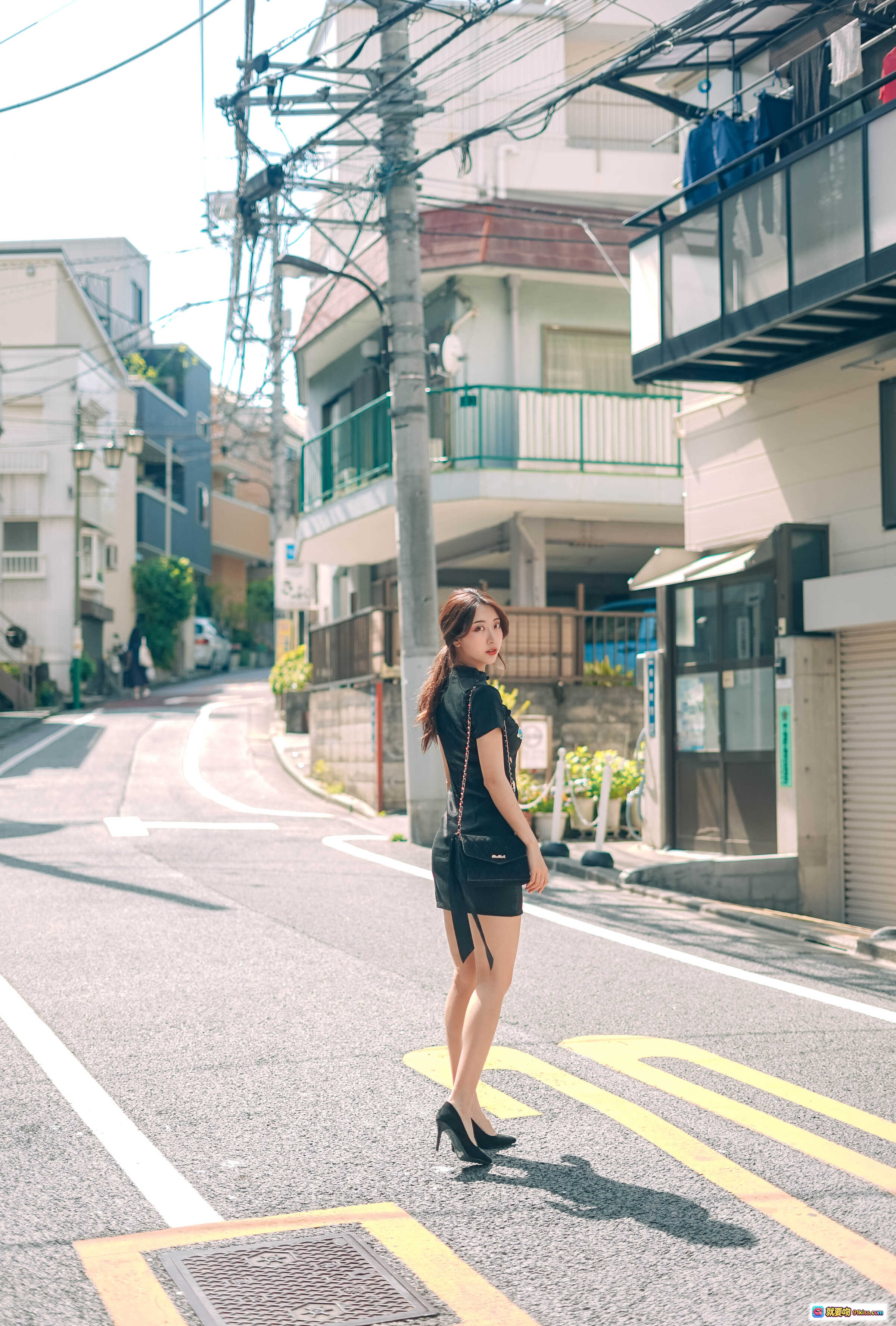 黑川NO.041旗袍写真｜日系街拍黑裙高跟美腿｜都市小巷阳光氛围感｜11P高清图集 - 就要吻