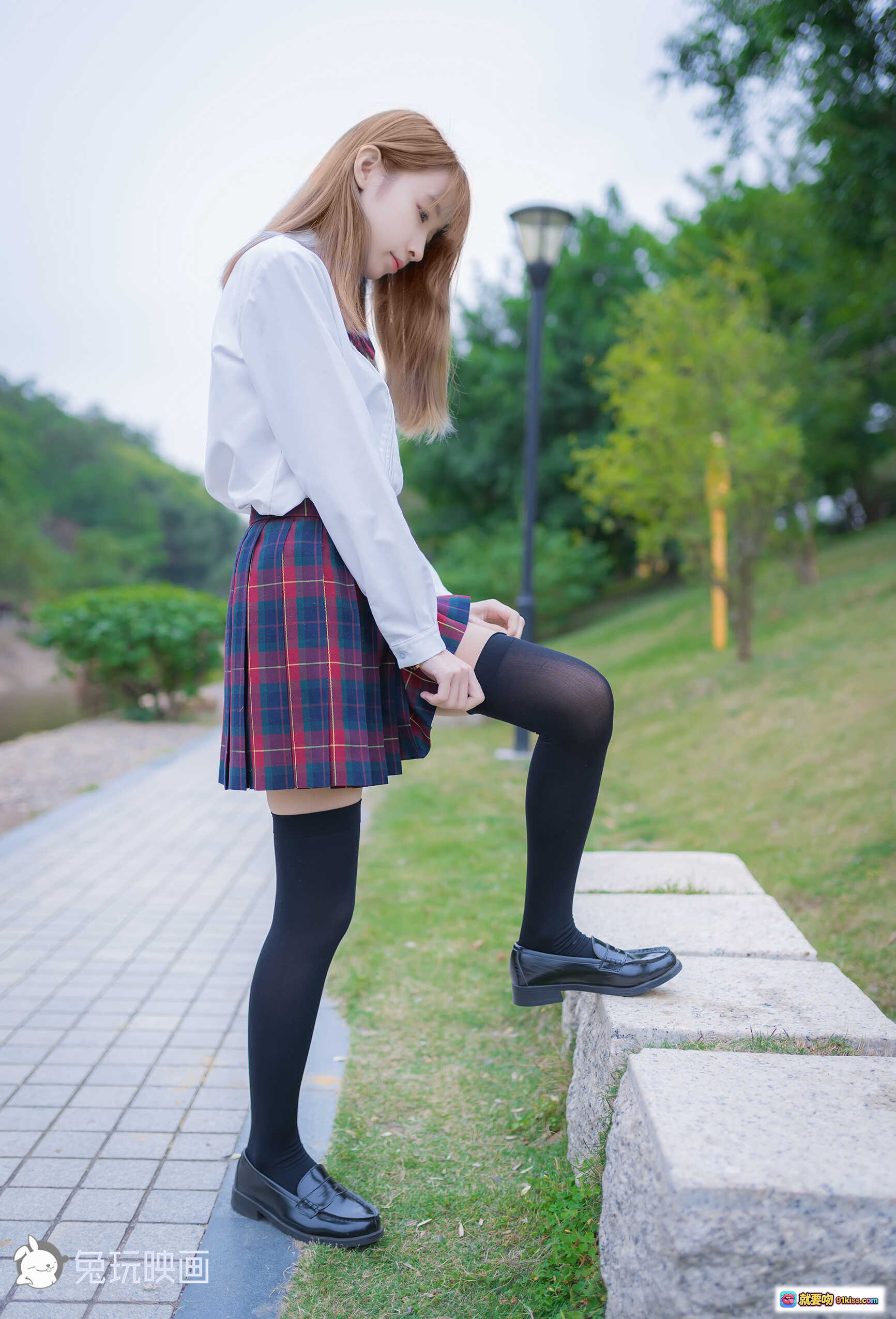 图片[2] - 祖木子NO.023绿草坪写真｜白色衬衫+格子裙少女风｜清新自然外拍美图40P - 就要吻
