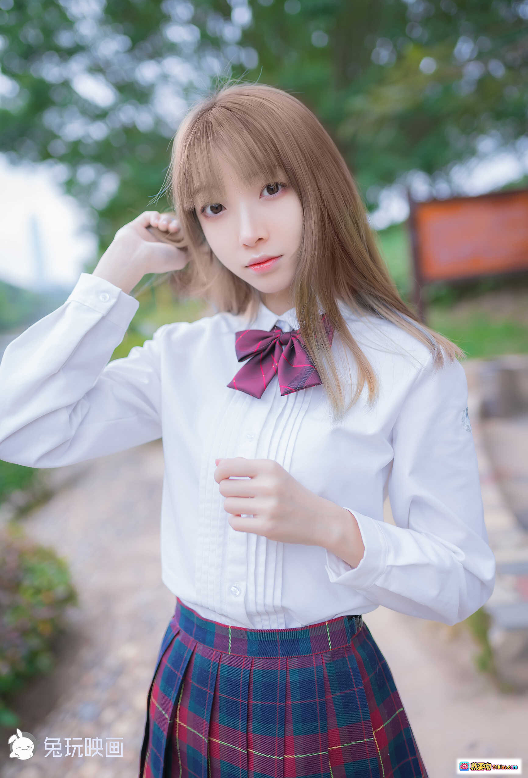 图片[1] - 祖木子NO.023绿草坪写真｜白色衬衫+格子裙少女风｜清新自然外拍美图40P - 就要吻