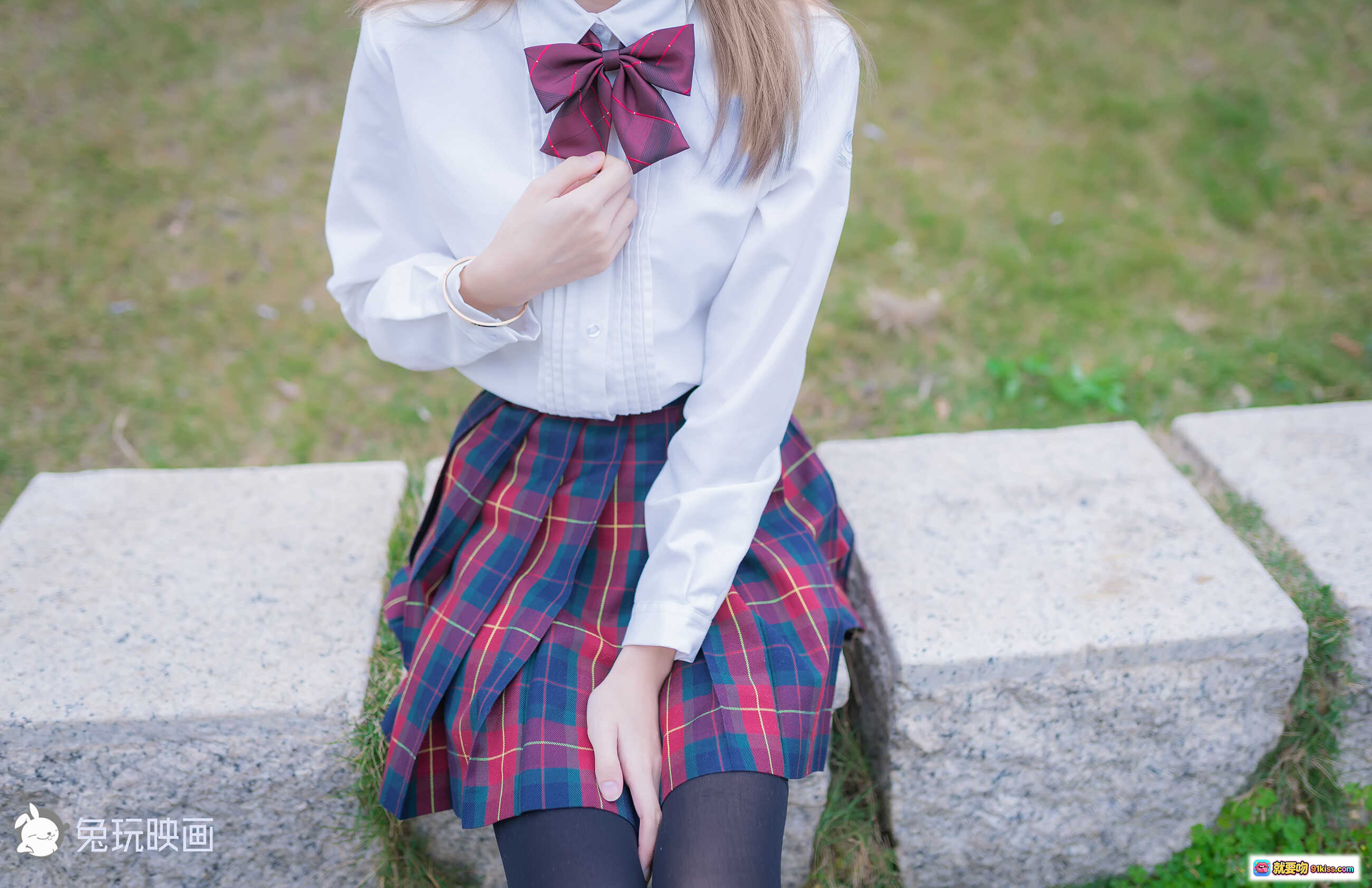 图片[8] - 祖木子NO.023绿草坪写真｜白色衬衫+格子裙少女风｜清新自然外拍美图40P - 就要吻