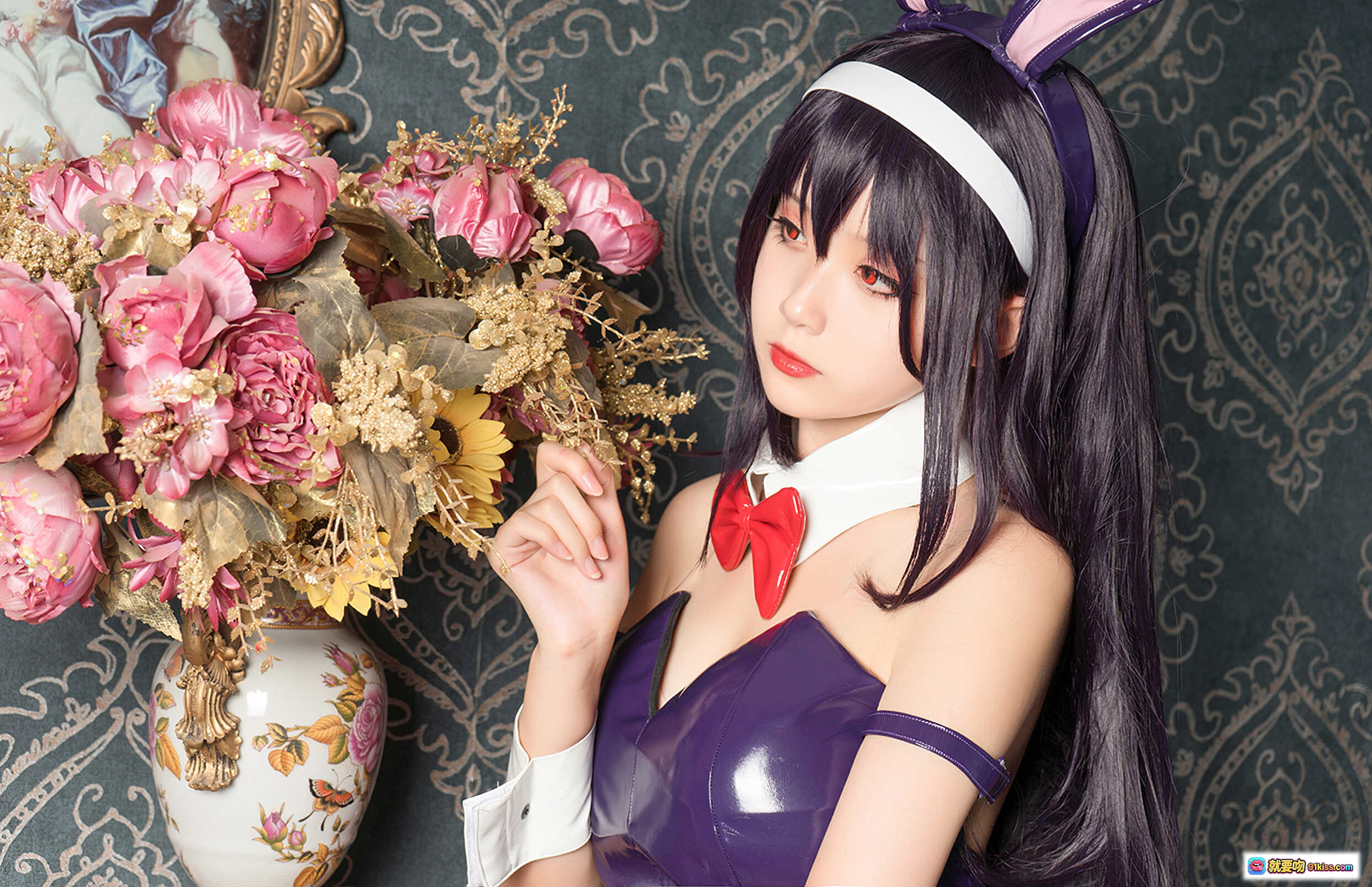 图片[1] - 秋楚楚霞之丘诗羽Cosplay写真｜紫色兔女郎装+红蝴蝶结+黑长直+复古花瓶背景｜39P高清图集 - 就要吻