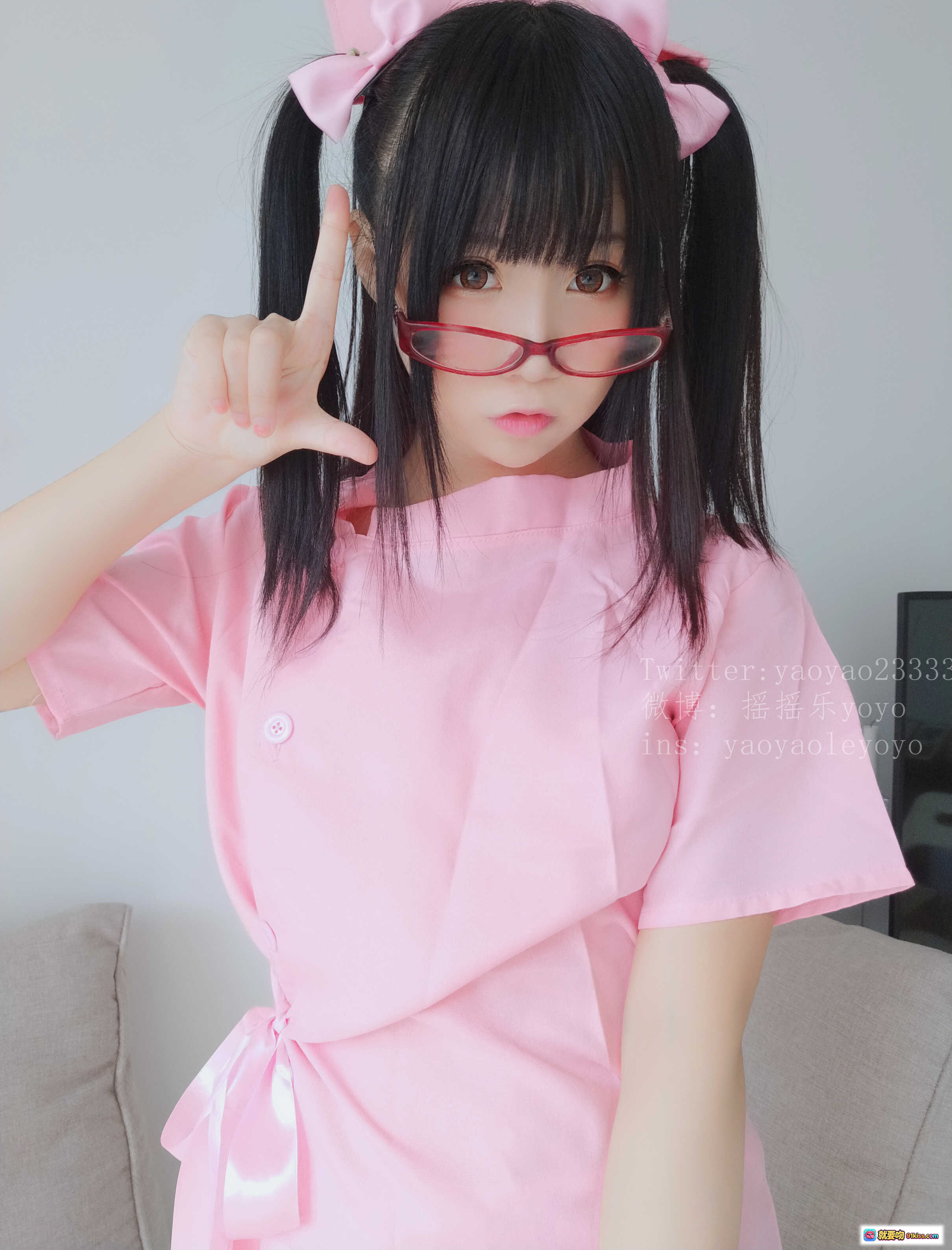 图片[10] - 摇摇乐yoyo粉红护士Cosplay写真 NO.031 Vol.09 双马尾红框眼镜甜美少女风高清图集 - 就要吻