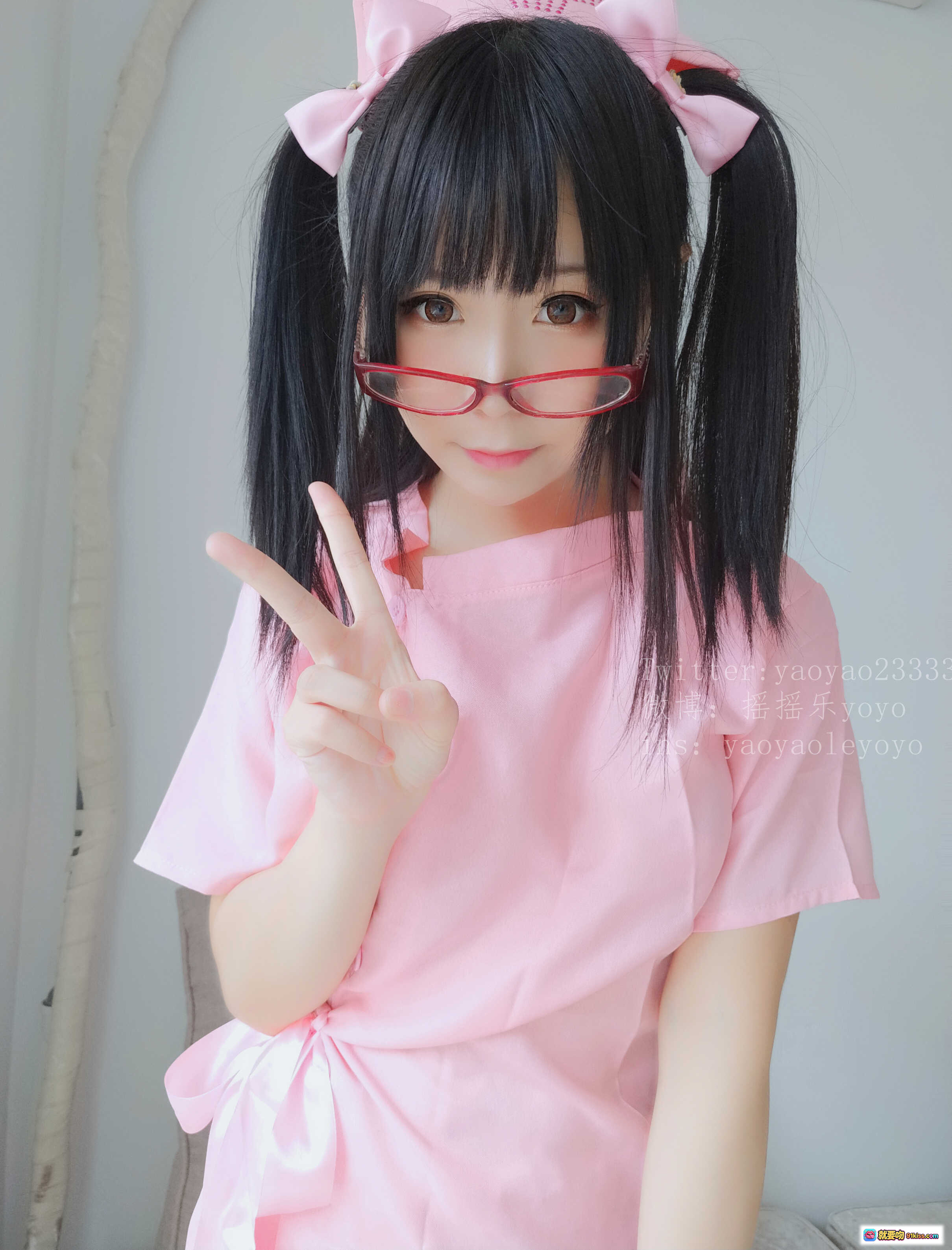 图片[5] - 摇摇乐yoyo粉红护士Cosplay写真 NO.031 Vol.09 双马尾红框眼镜甜美少女风高清图集 - 就要吻