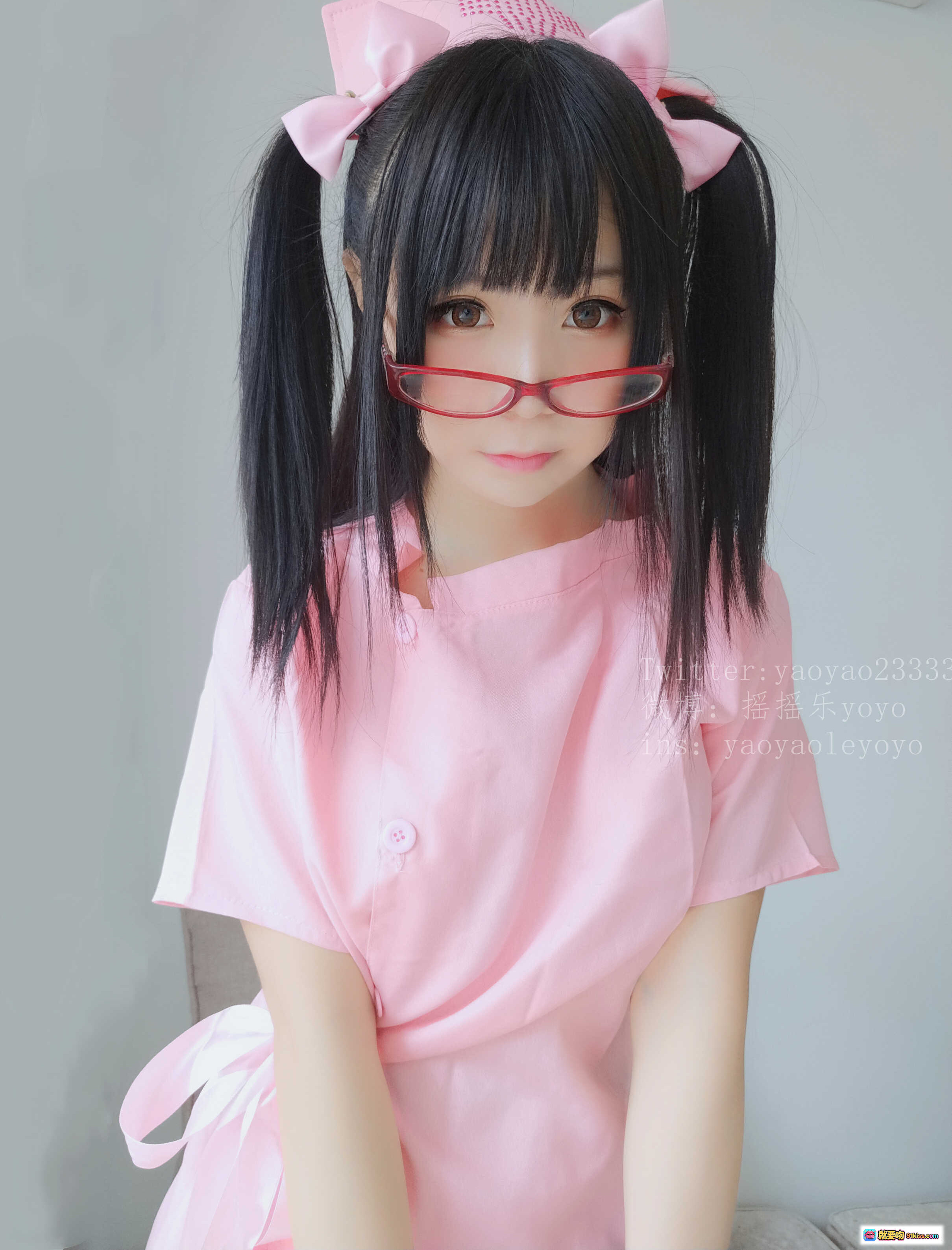 图片[4] - 摇摇乐yoyo粉红护士Cosplay写真 NO.031 Vol.09 双马尾红框眼镜甜美少女风高清图集 - 就要吻