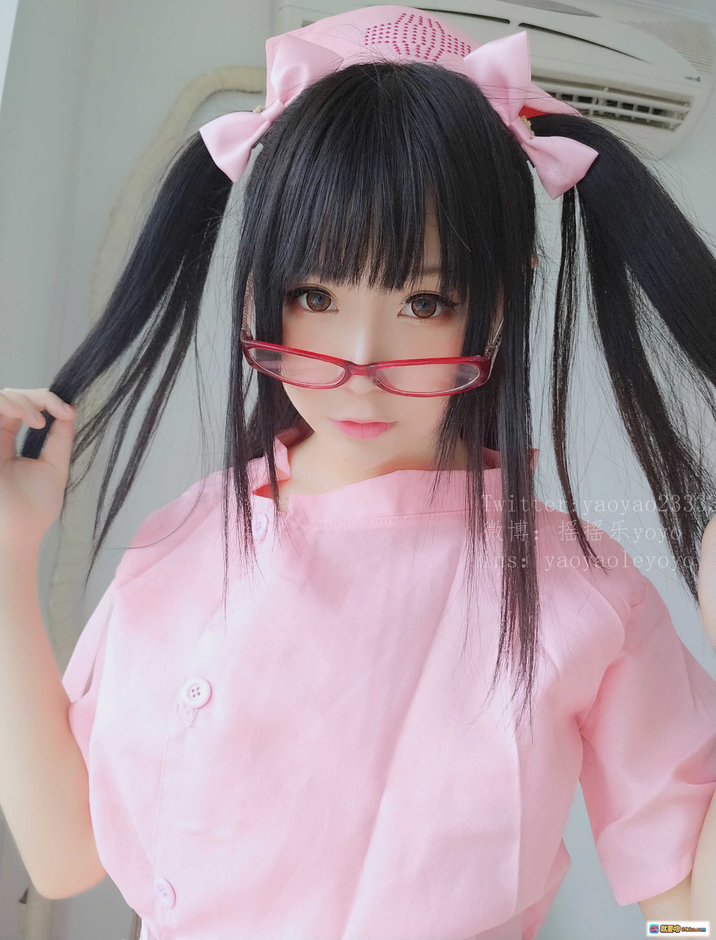 图片[1] - 摇摇乐yoyo粉红护士Cosplay写真 NO.031 Vol.09 双马尾红框眼镜甜美少女风高清图集 - 就要吻