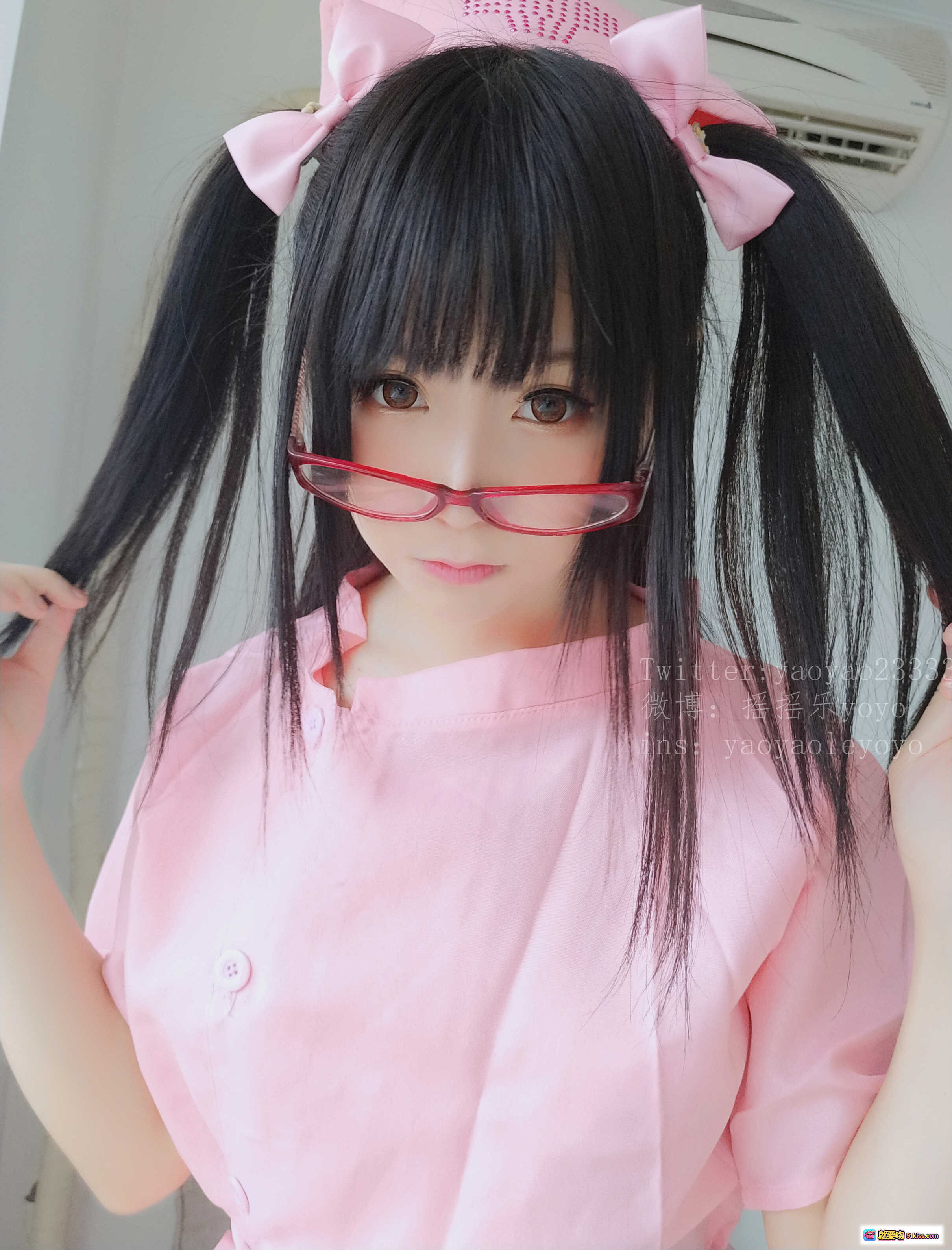 图片[2] - 摇摇乐yoyo粉红护士Cosplay写真 NO.031 Vol.09 双马尾红框眼镜甜美少女风高清图集 - 就要吻
