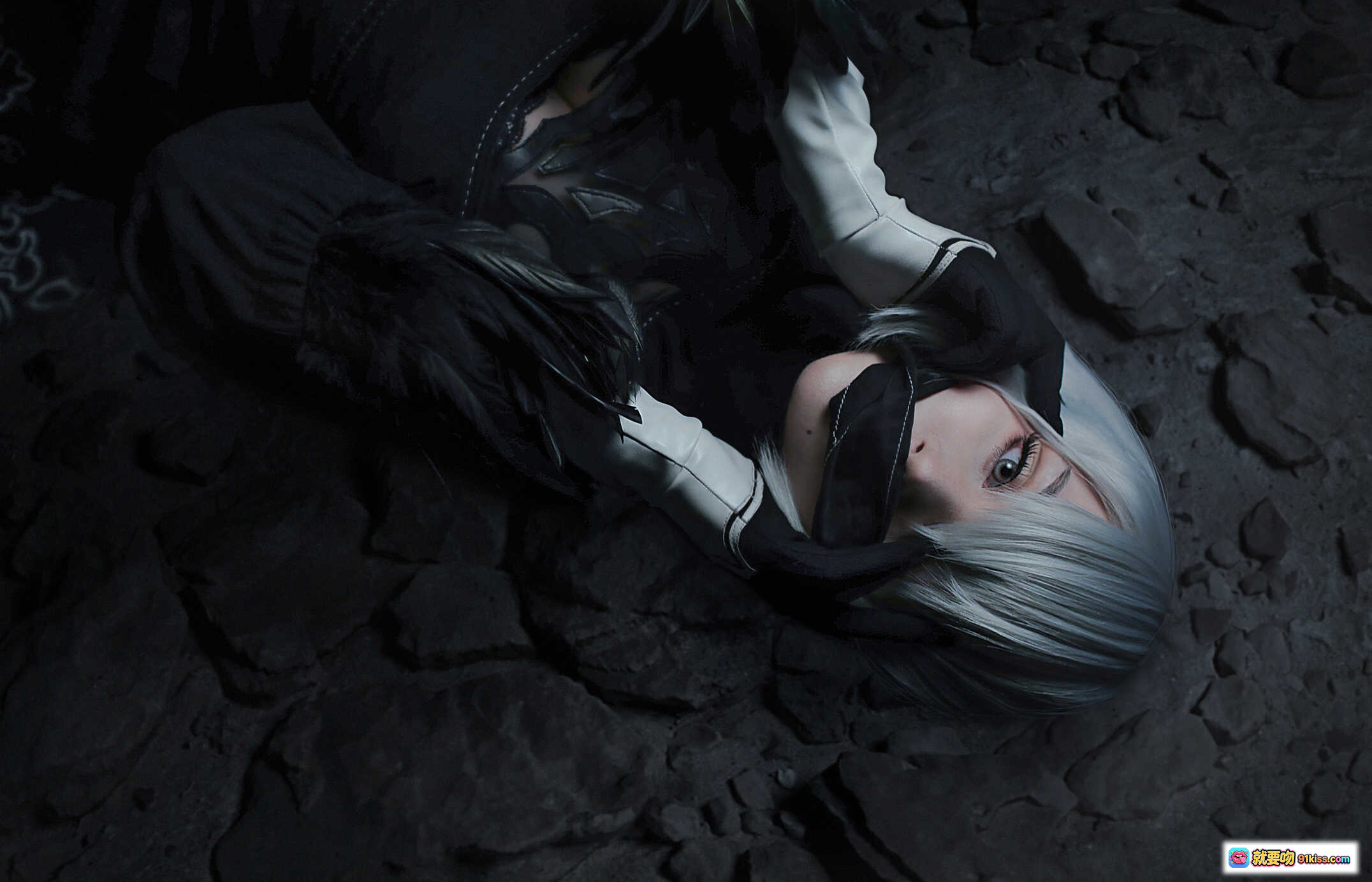 Sayathefox NO.015 2B白裙Cosplay写真 优雅银发少女 黑白配色暗黑风 地面躺姿艺术摄影 高清10P图集 - 就要吻