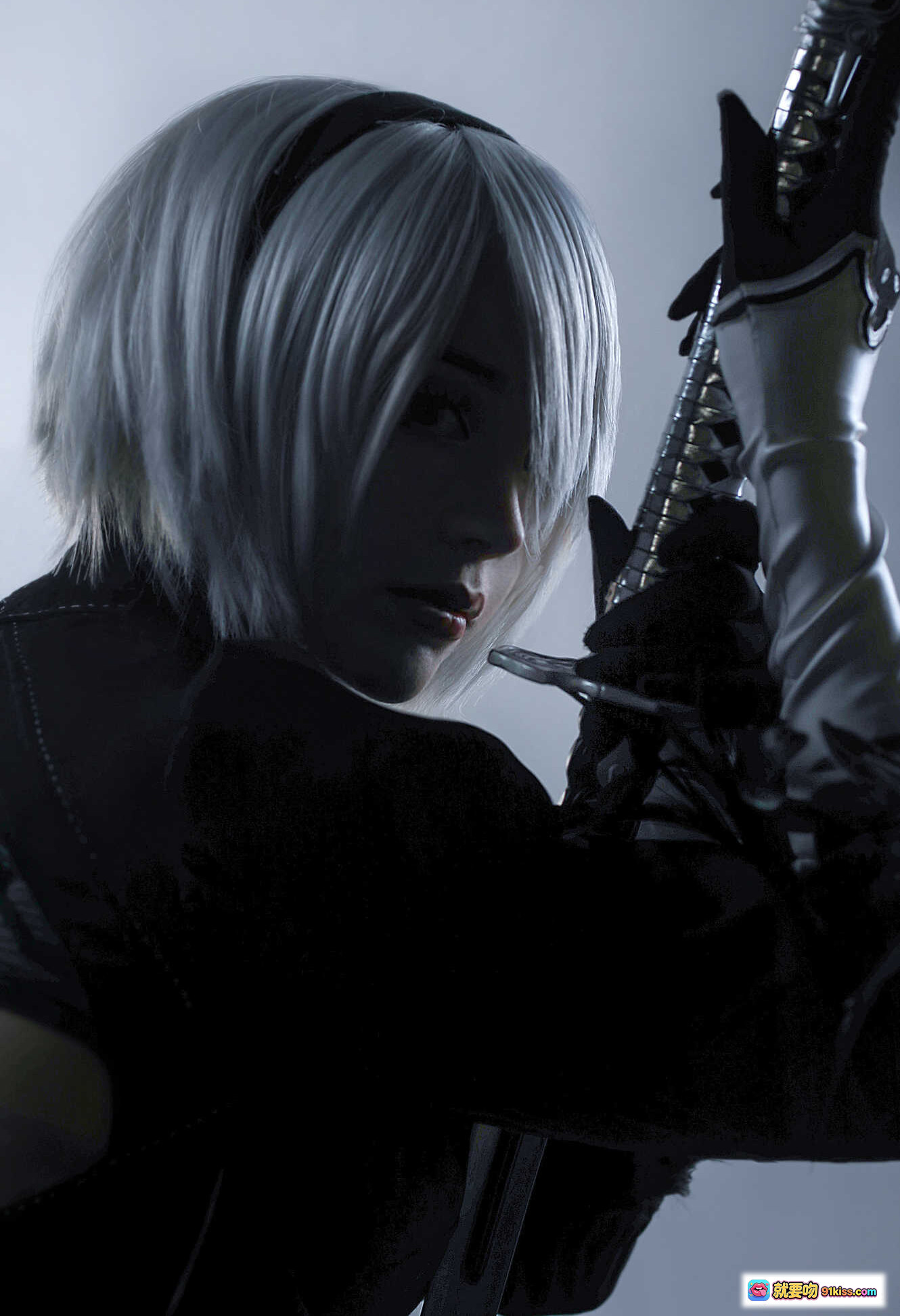 图片[3] - Sayathefox NO.015 2B白裙Cosplay写真 优雅银发少女 黑白配色暗黑风 地面躺姿艺术摄影 高清10P图集 - 就要吻