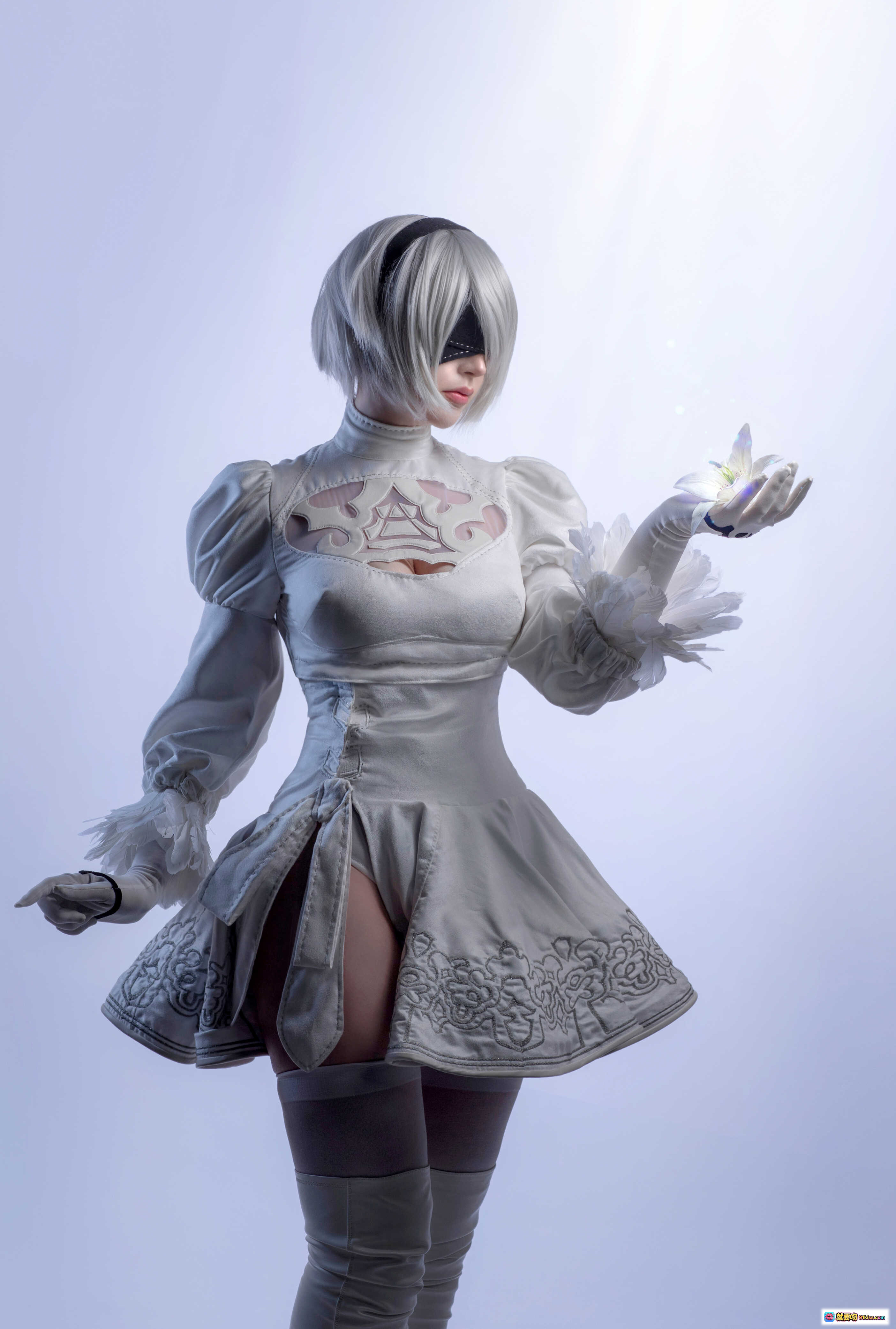 图片[6] - Sayathefox NO.015 2B白裙Cosplay写真 优雅银发少女 黑白配色暗黑风 地面躺姿艺术摄影 高清10P图集 - 就要吻