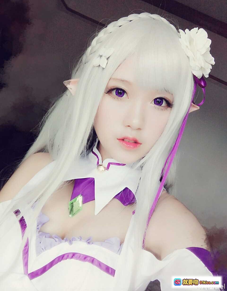 图片[5] - 腐团儿cos艾米莉娅｜Re:从零开始的异世界生活｜银发紫瞳精灵耳｜白色花朵发饰｜紫色领结制服｜精致妆容写真 - 就要吻
