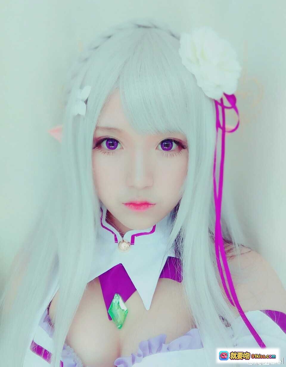 腐团儿cos艾米莉娅｜Re:从零开始的异世界生活｜银发紫瞳精灵耳｜白色花朵发饰｜紫色领结制服｜精致妆容写真 - 就要吻